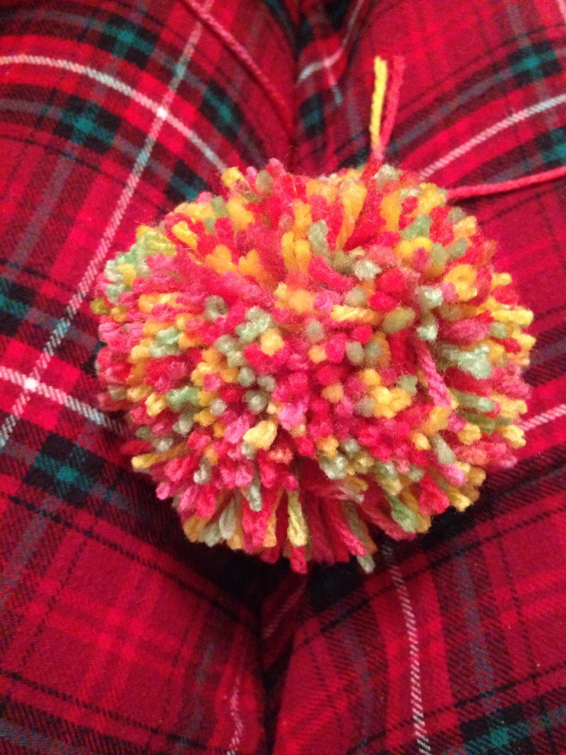 Using a Pom Pom Maker