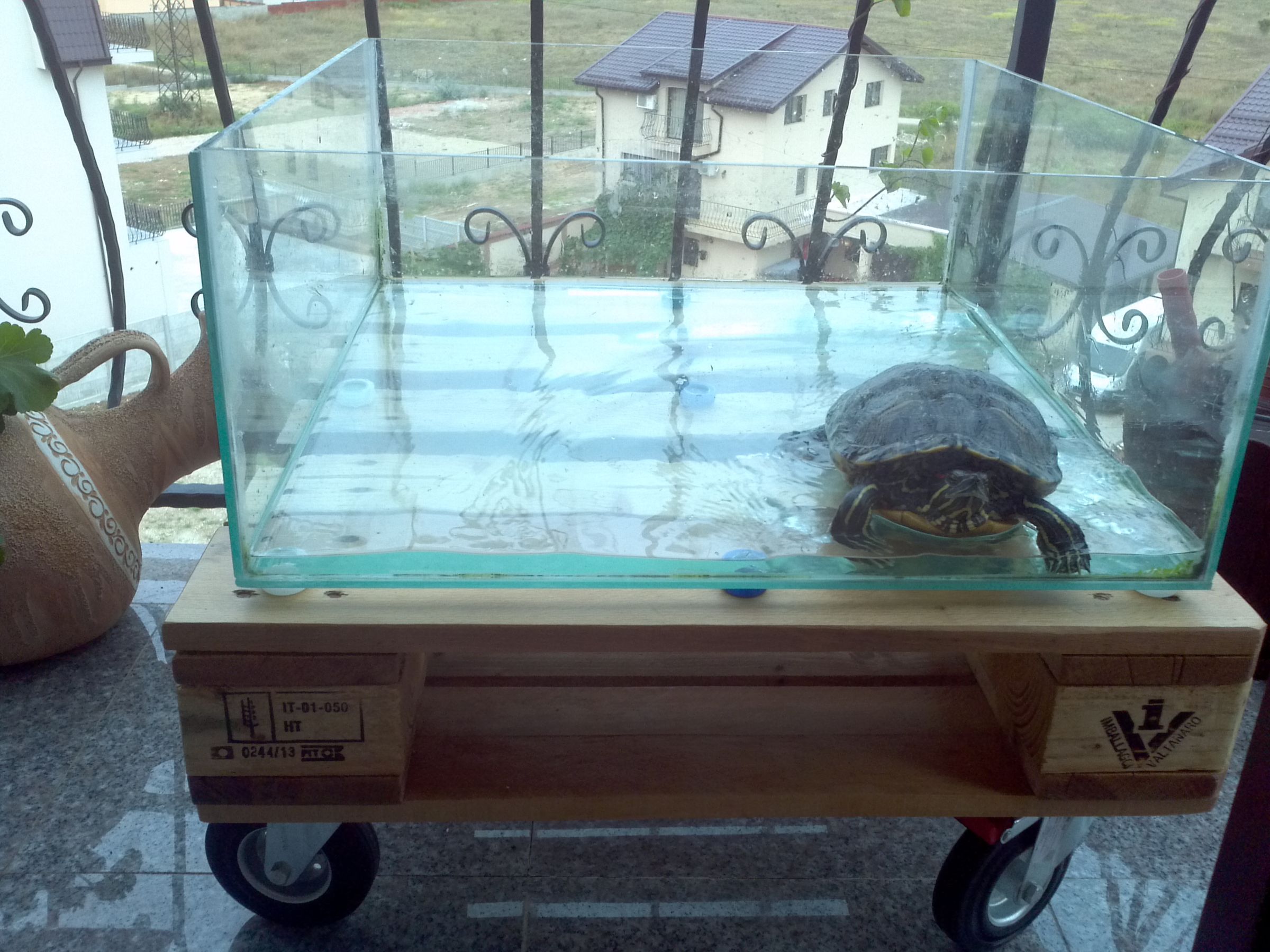 Aquarium pallet table - with wheels