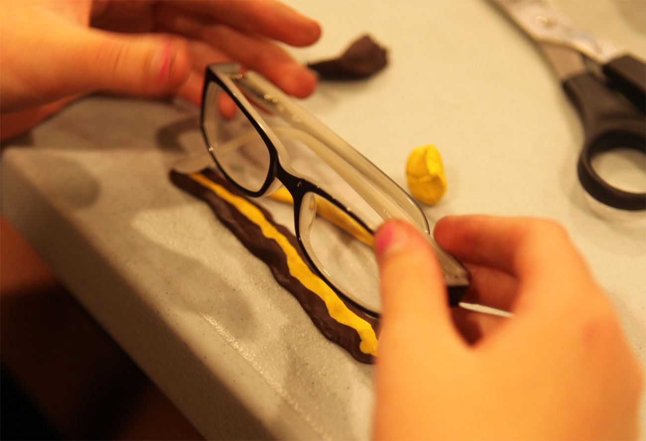 Make a Glasses Stand With Sugru
