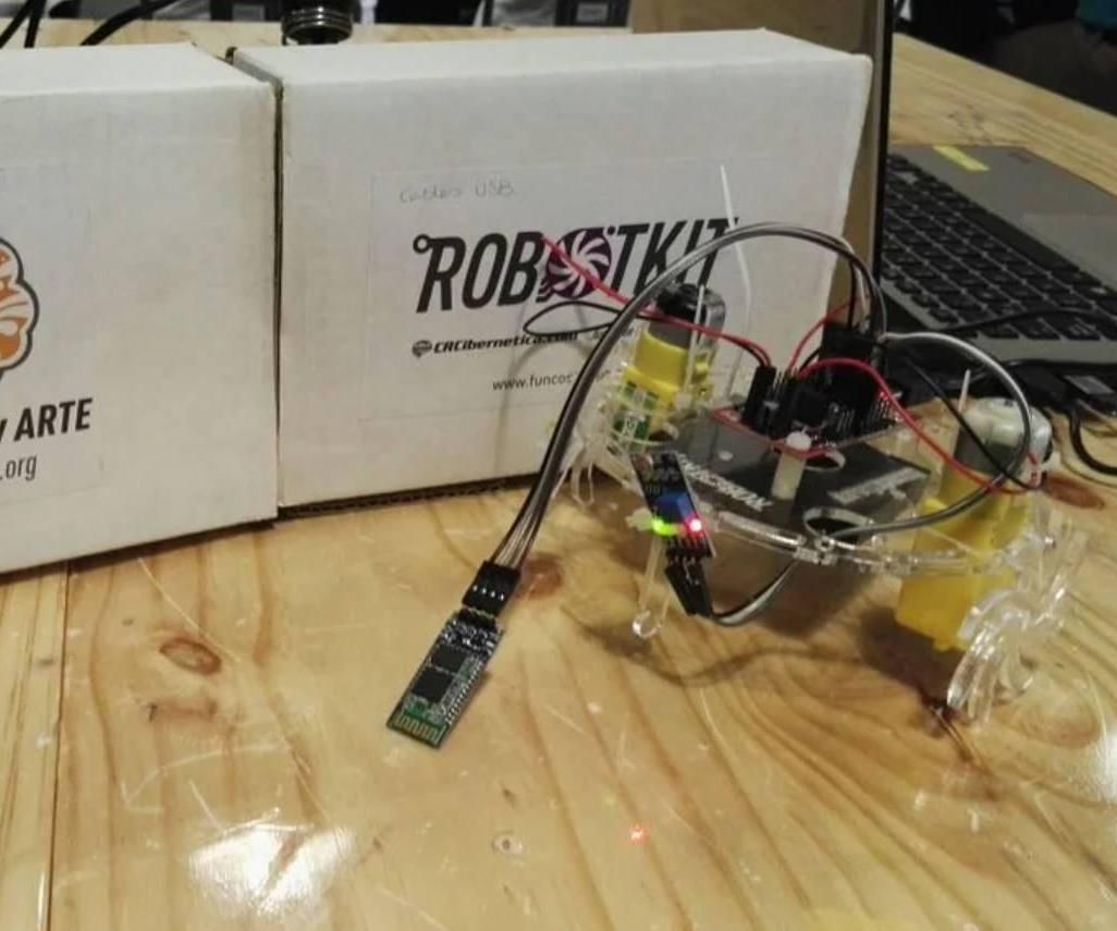 Robot Hecho En Arduino Controlado Con La Mano