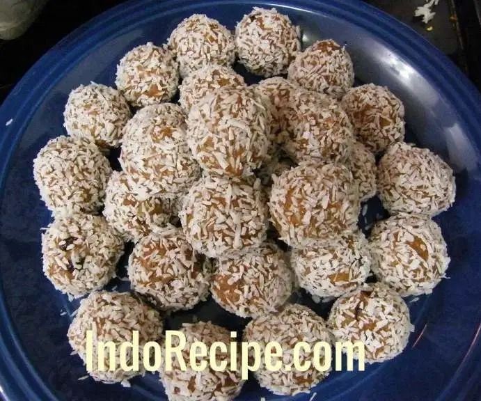 Coconut Rum Balls (Kokuszgolyo)