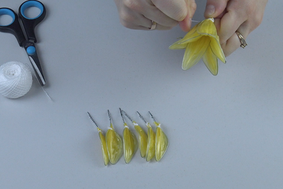 Daha sonra, 5 Çiçek Yaprağınıza Sahip Olduğunuzda, İpliği Kullanarak 5'ini Birleştirin ve Bir Çiçek Oluşturun.