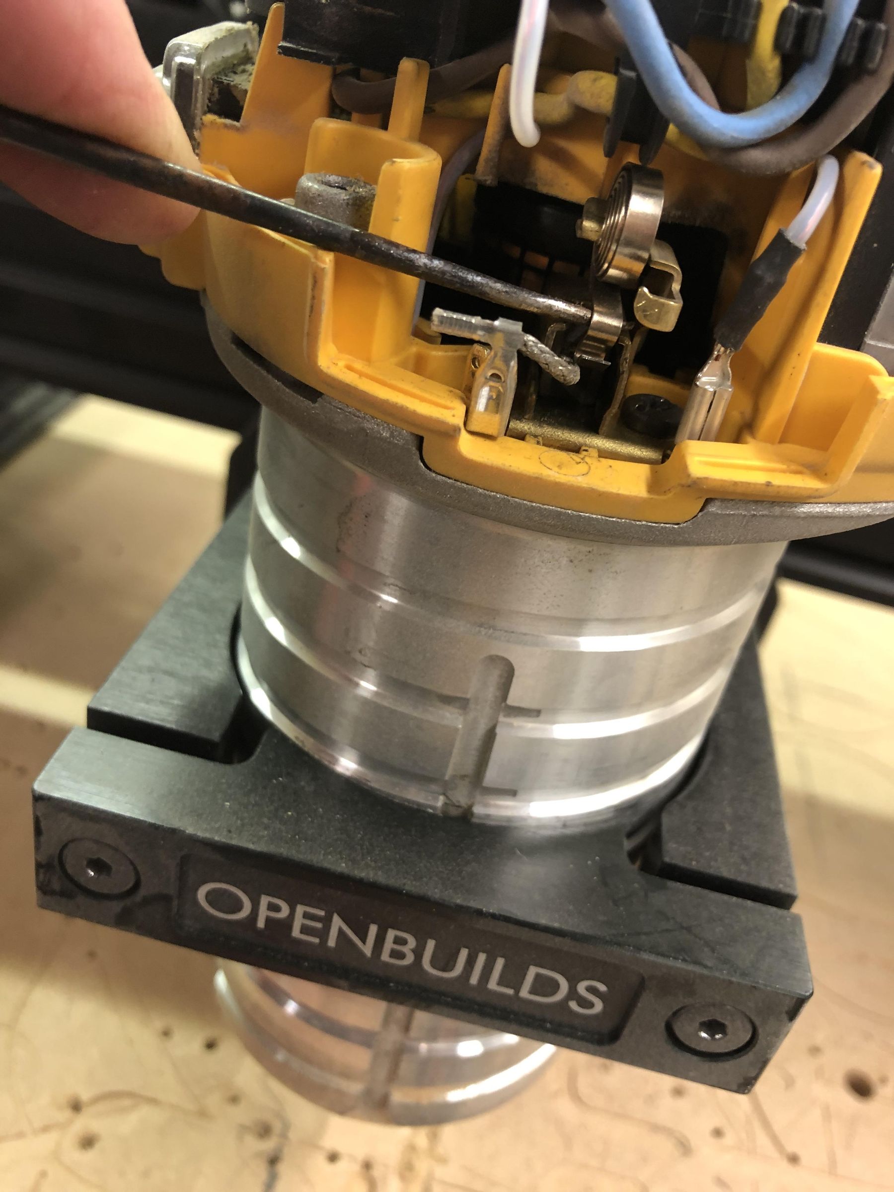 Dewalt D26200 Router_ Replacing the Brushes. Instructables