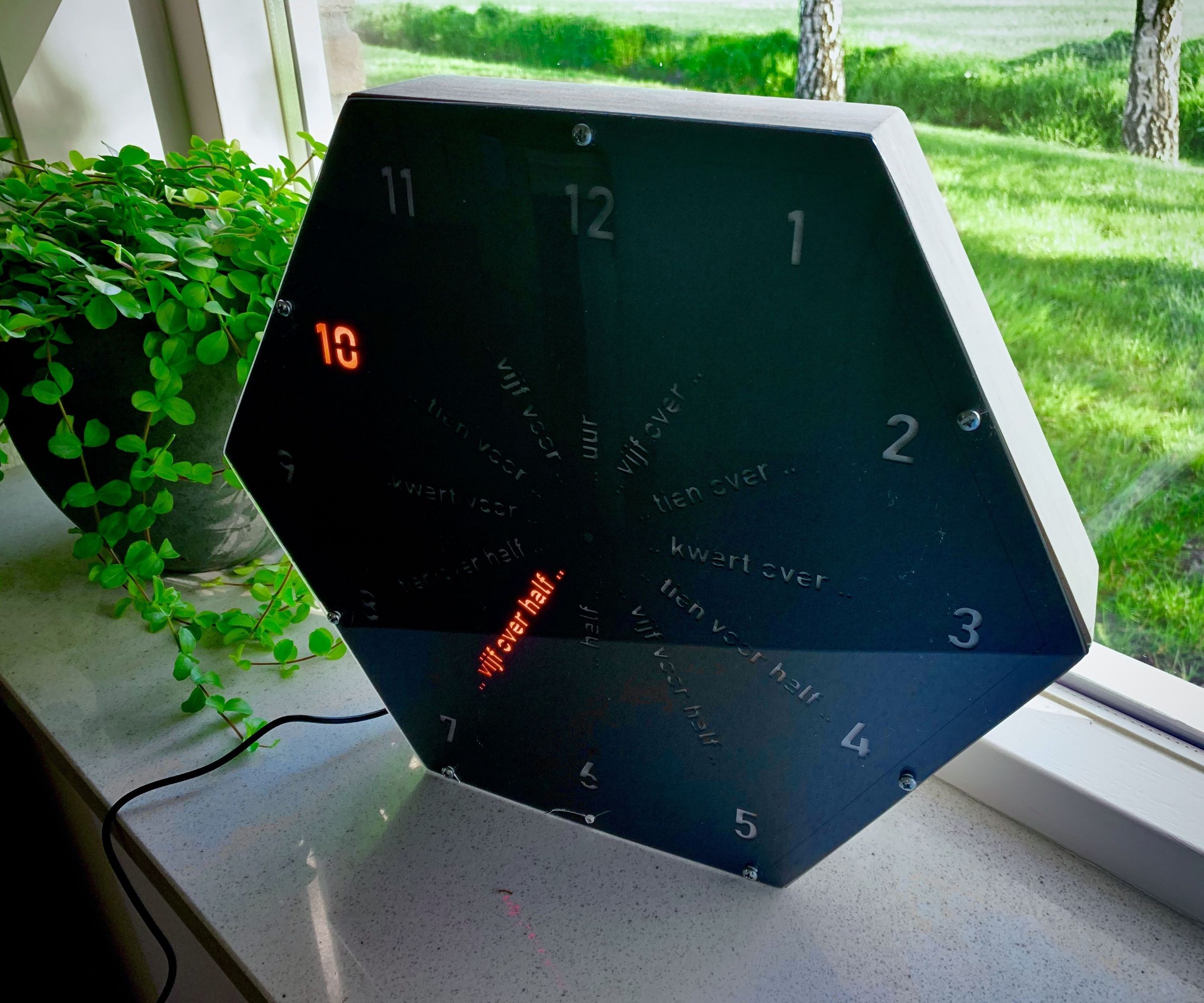 ‘Round’ Word Clock (in Dutch & English!)