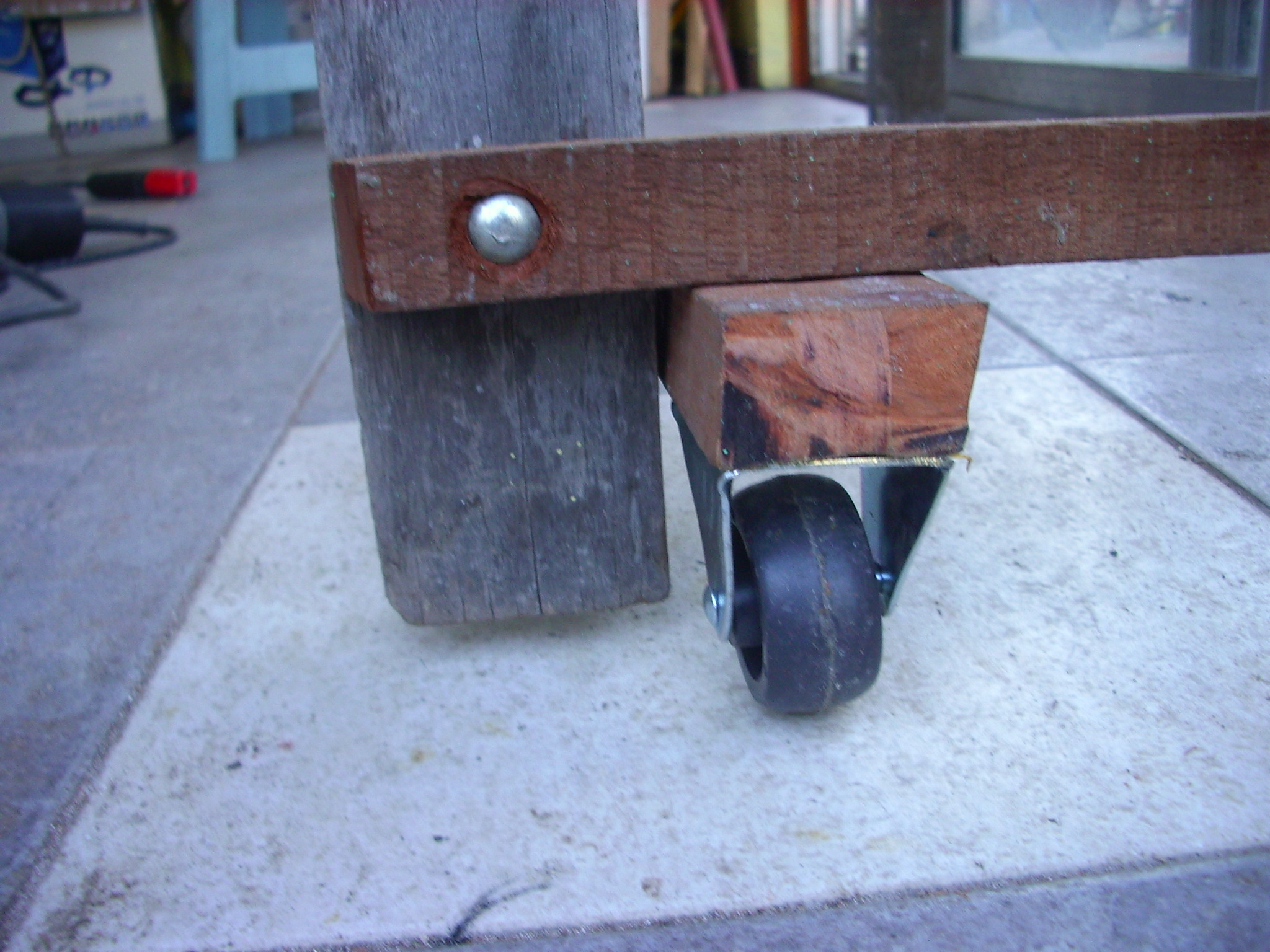 Agregando Ruedas a La Mesa (adding Wheels to Table) 3 Steps