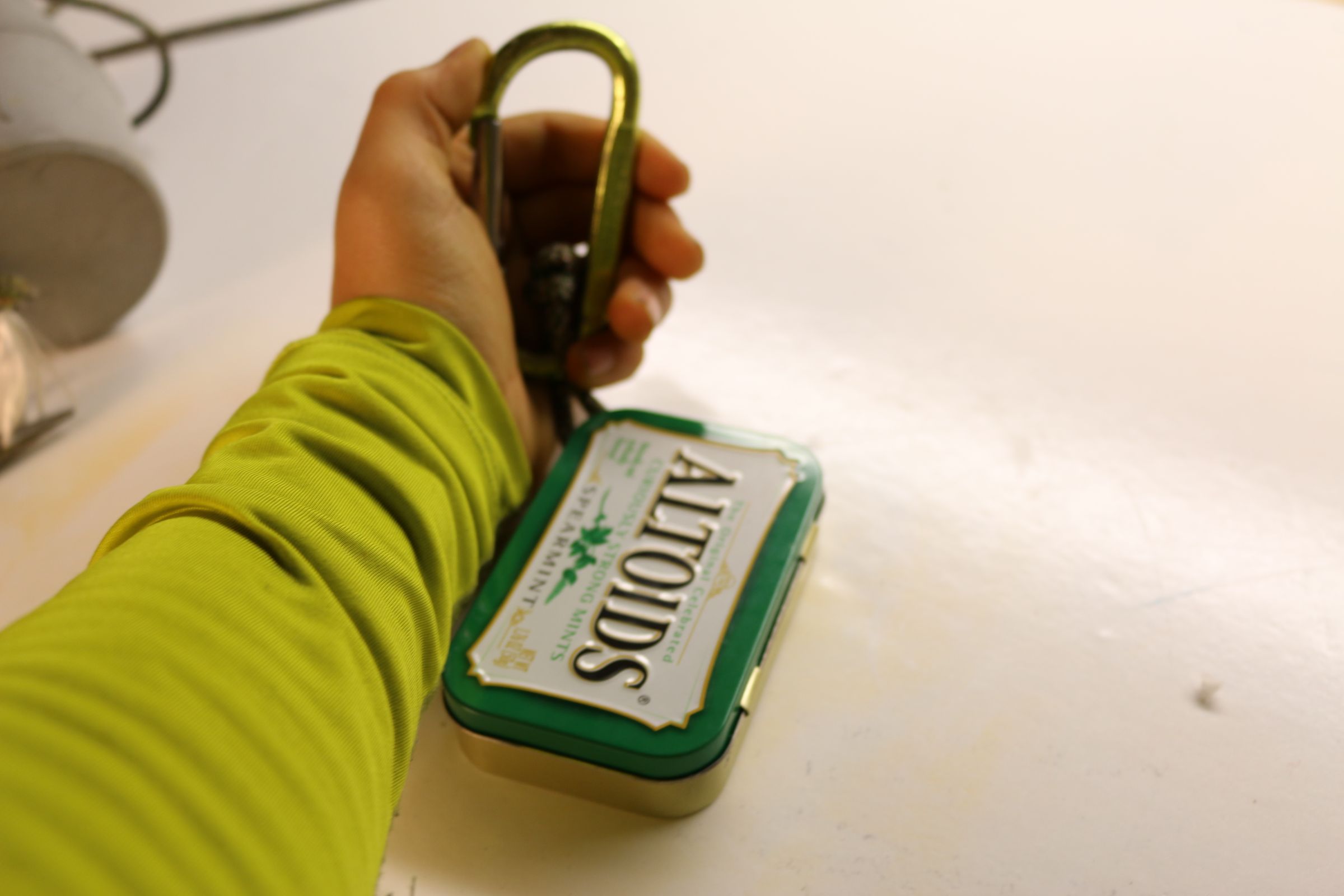 Simple Carabiner Altoids Tin Hack. 7 Steps (with Pictures