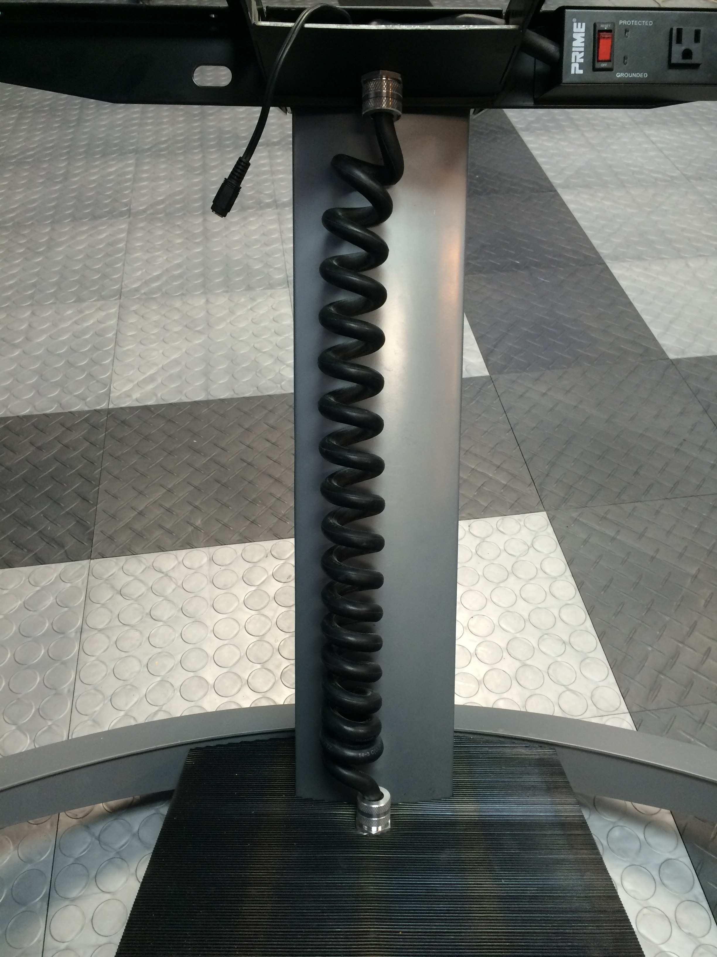 Adjustable Height (Sit / Stand) Desk Power Cord Hack : 4 Steps