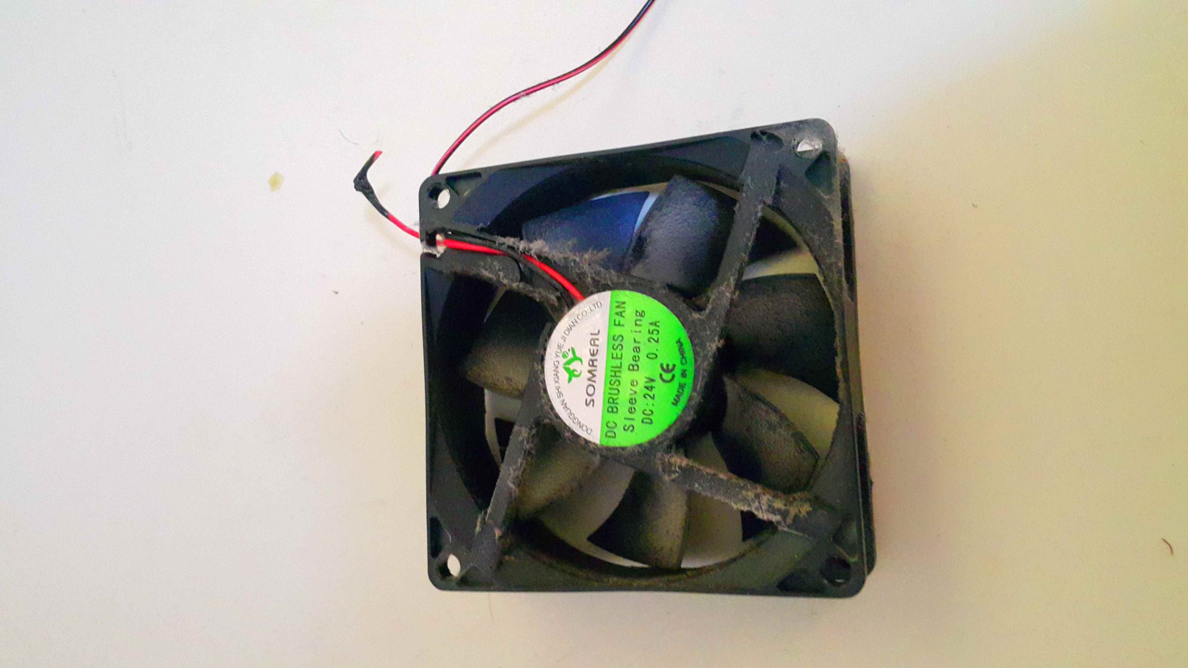 Super Quick Cleaning of a Brushless Fan. 
