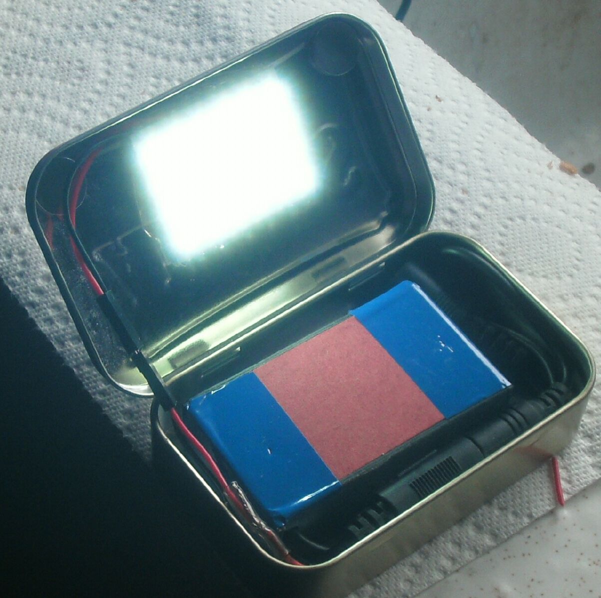 Make a Rechargeable Pocket LED Flood Light [ Altoids Tin ]