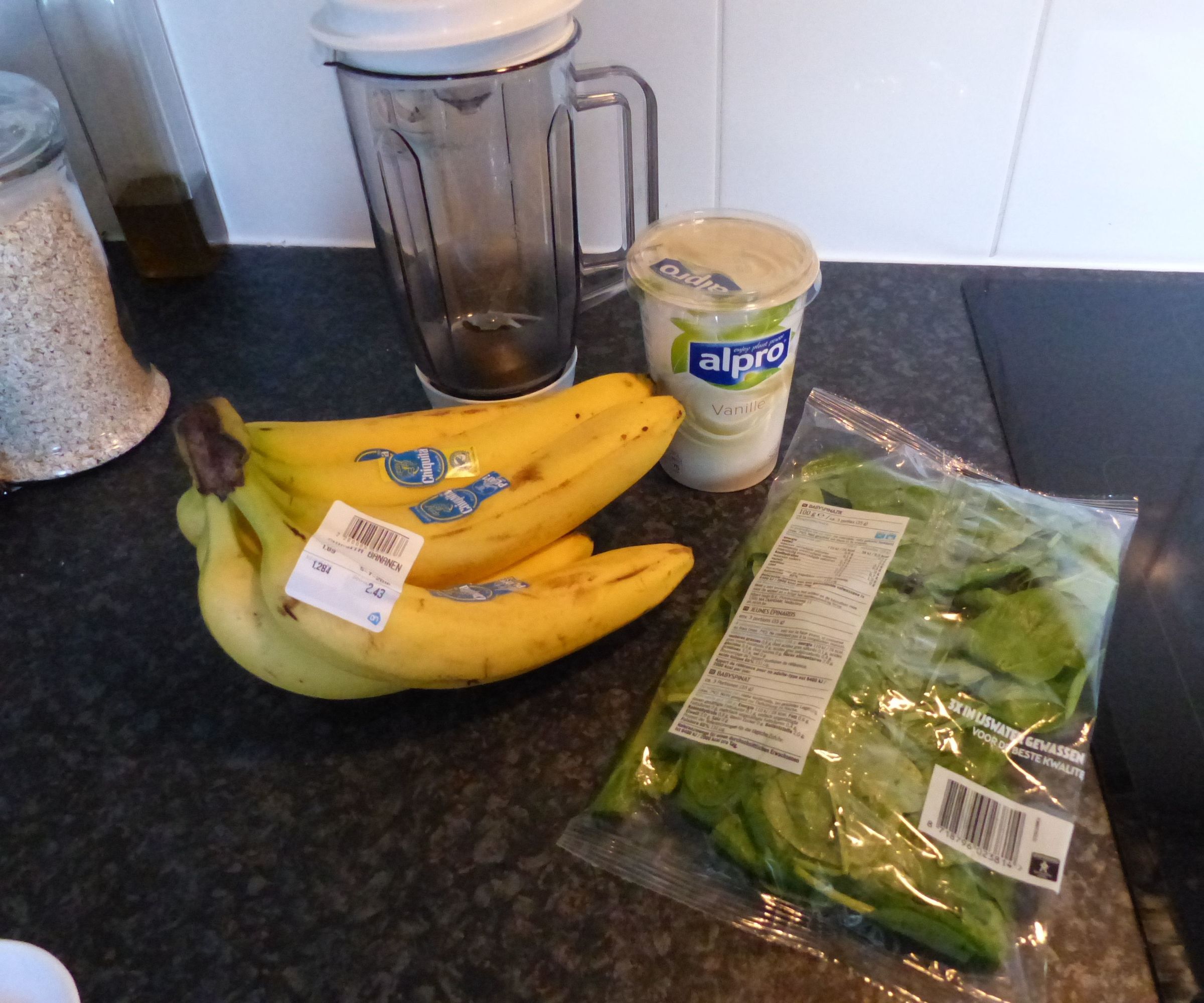 Smoothie Spinach With Banana and Vanilla Yogurt