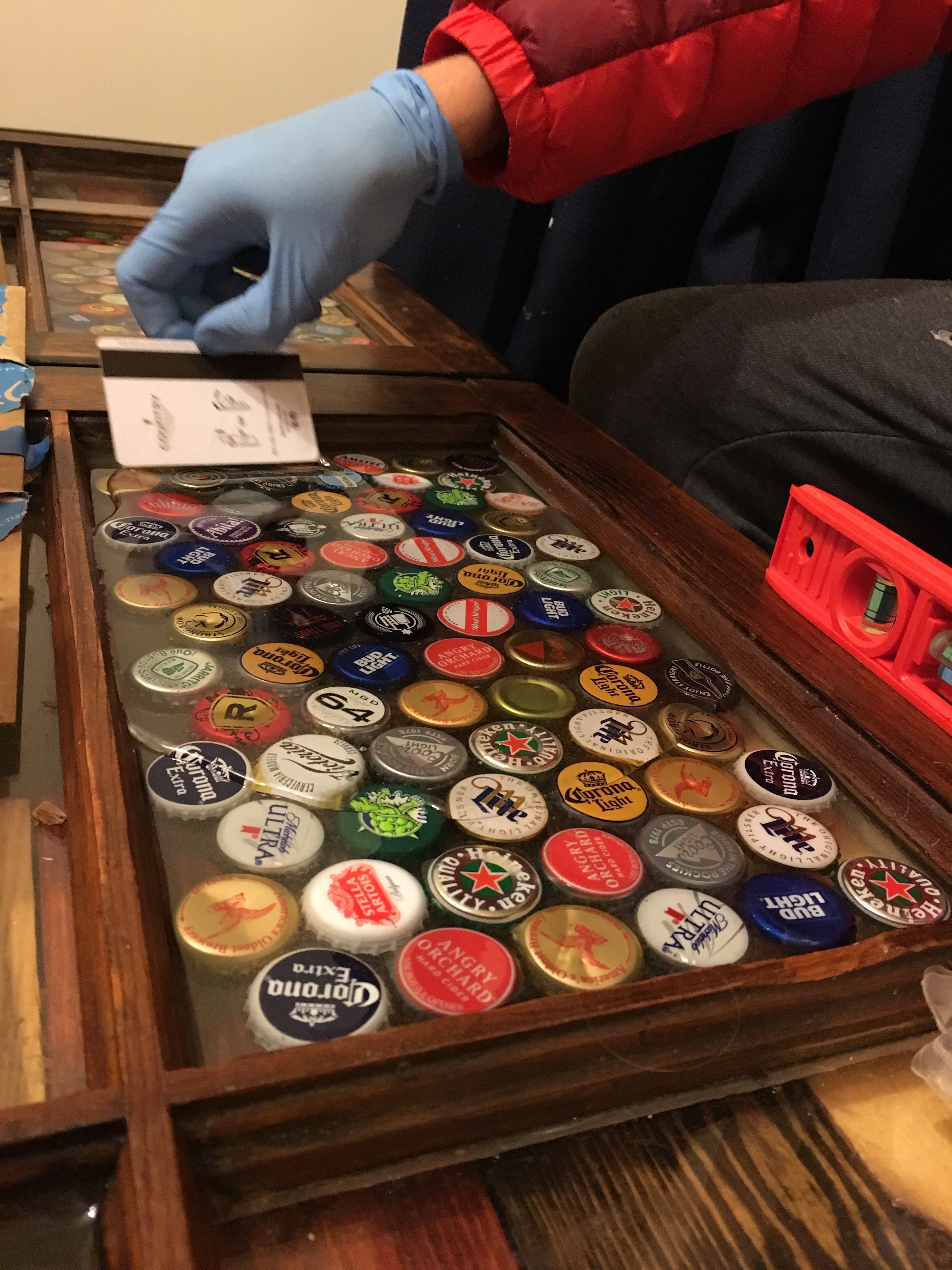 Pallet Wood Epoxy Covered Bottle Cap Coffee Table 6 Steps (with