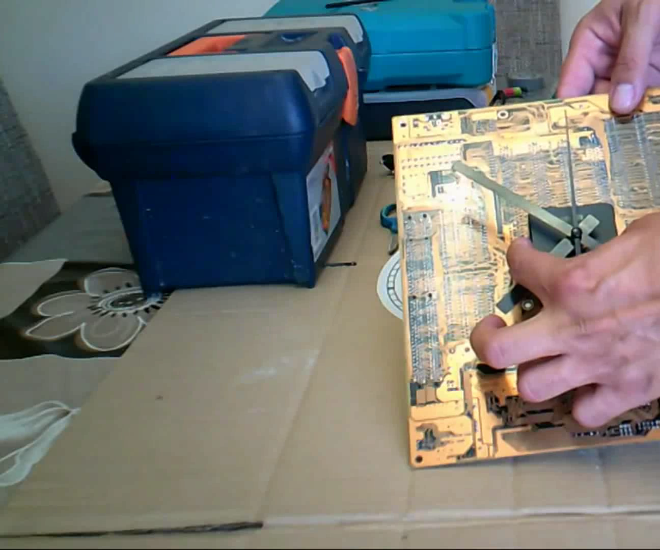 Reloj con placa base de pc.