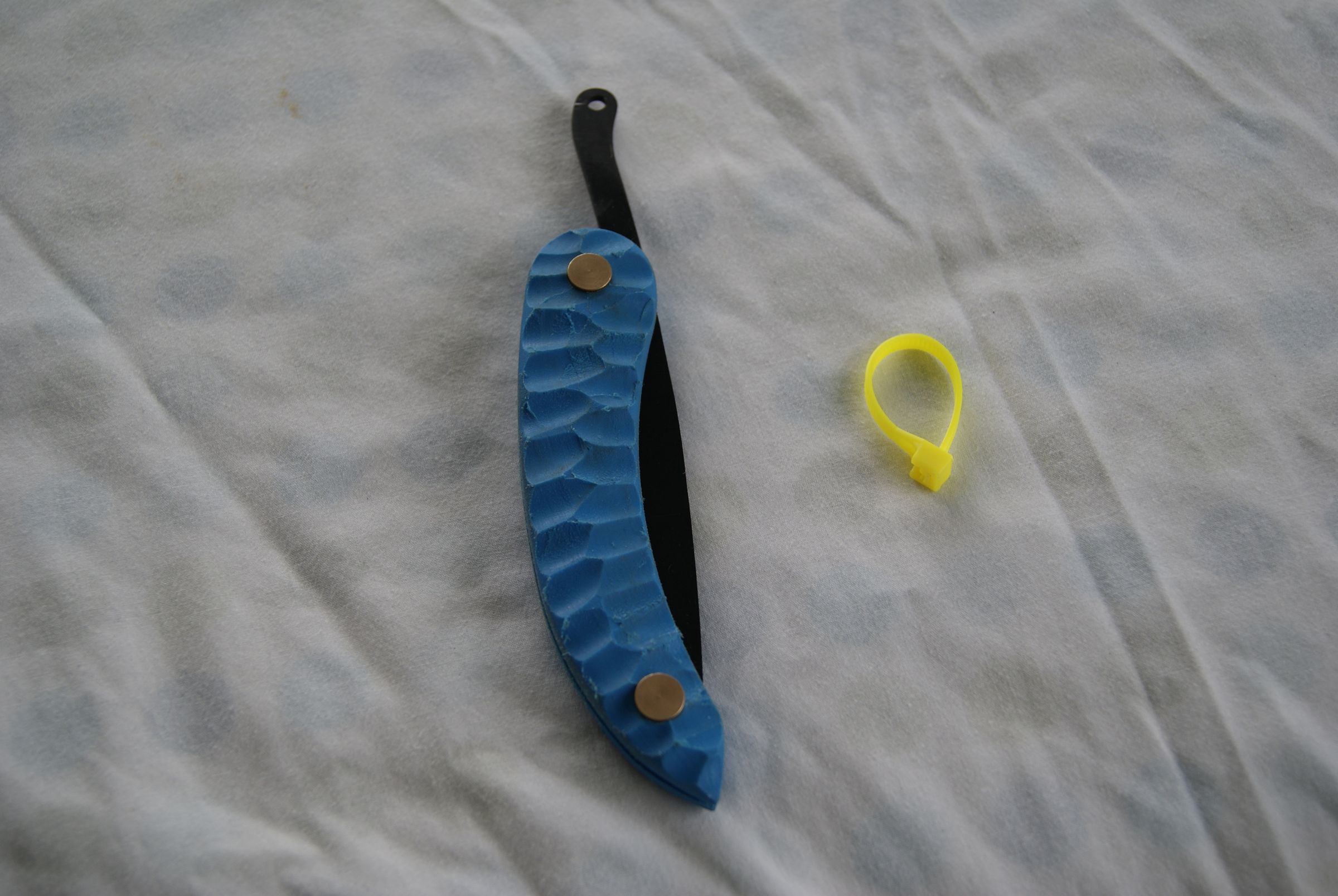 Temporary Lock for Friction Folders