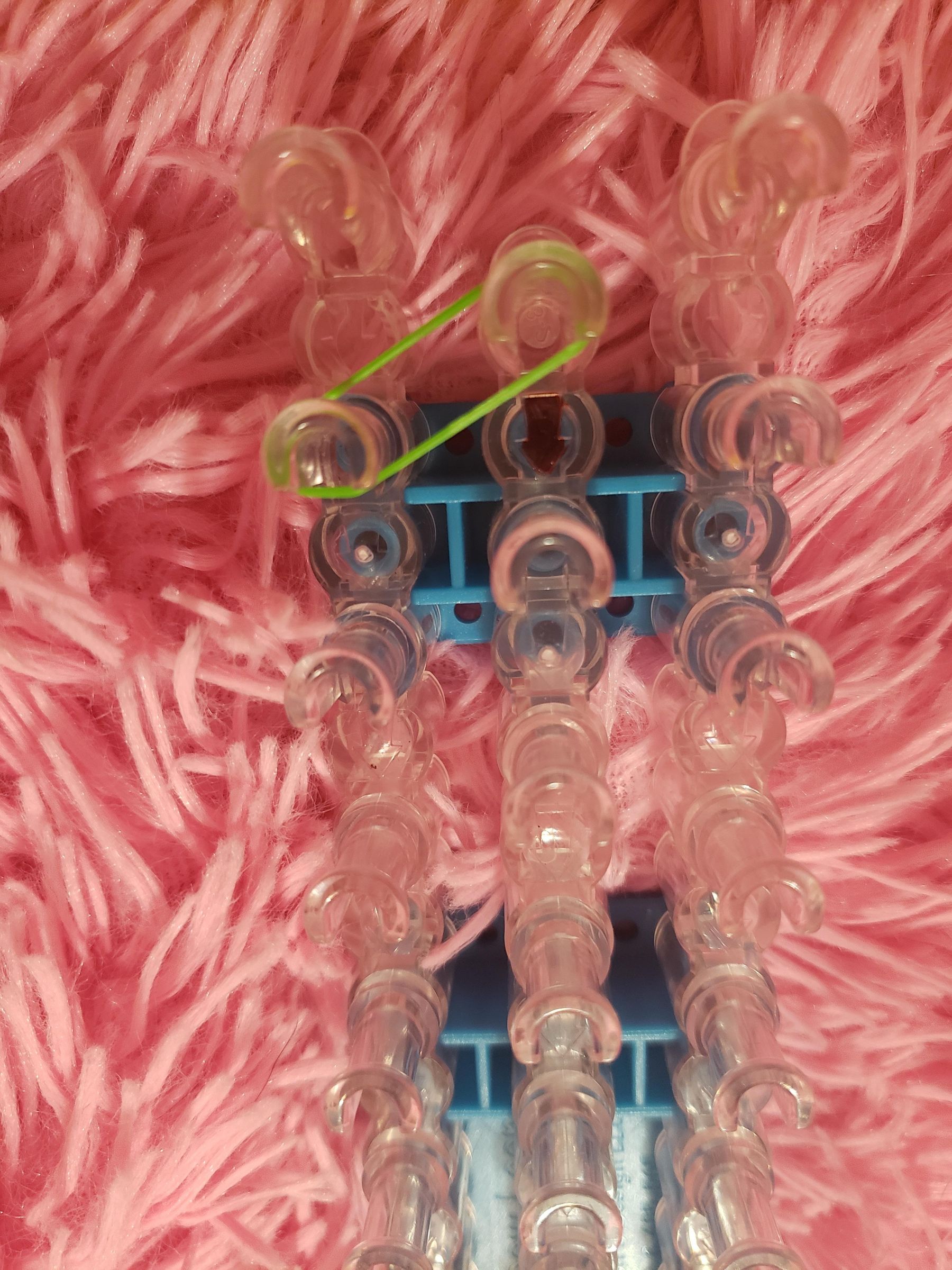 How to Make a Single Rubber Band Bracelet on Loom. 3 Steps