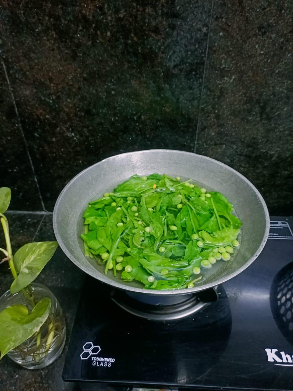 PREPARE SPINACH AND PEAS PURI.