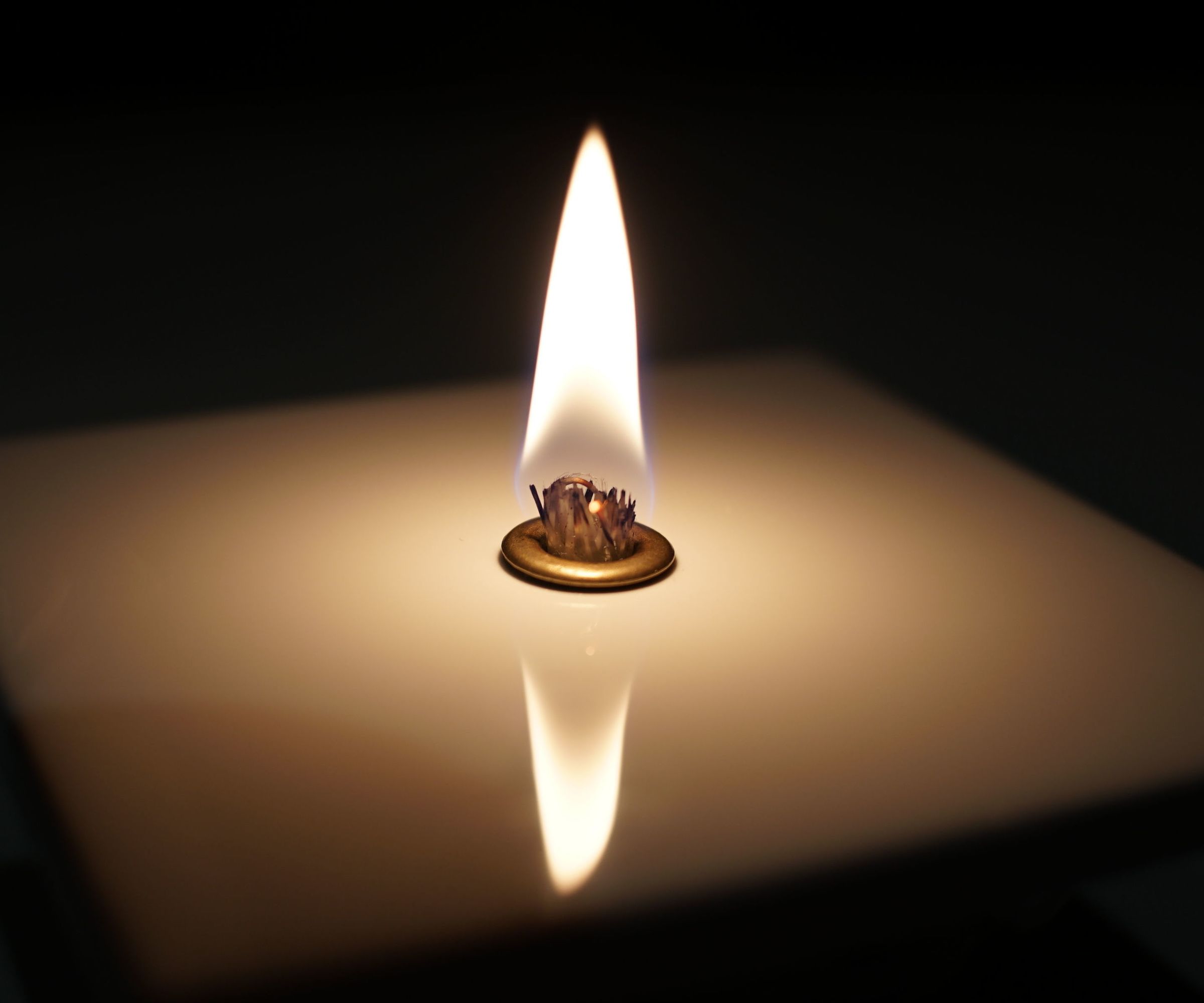 How to Make an Oil Candle From a Tile or Rock
