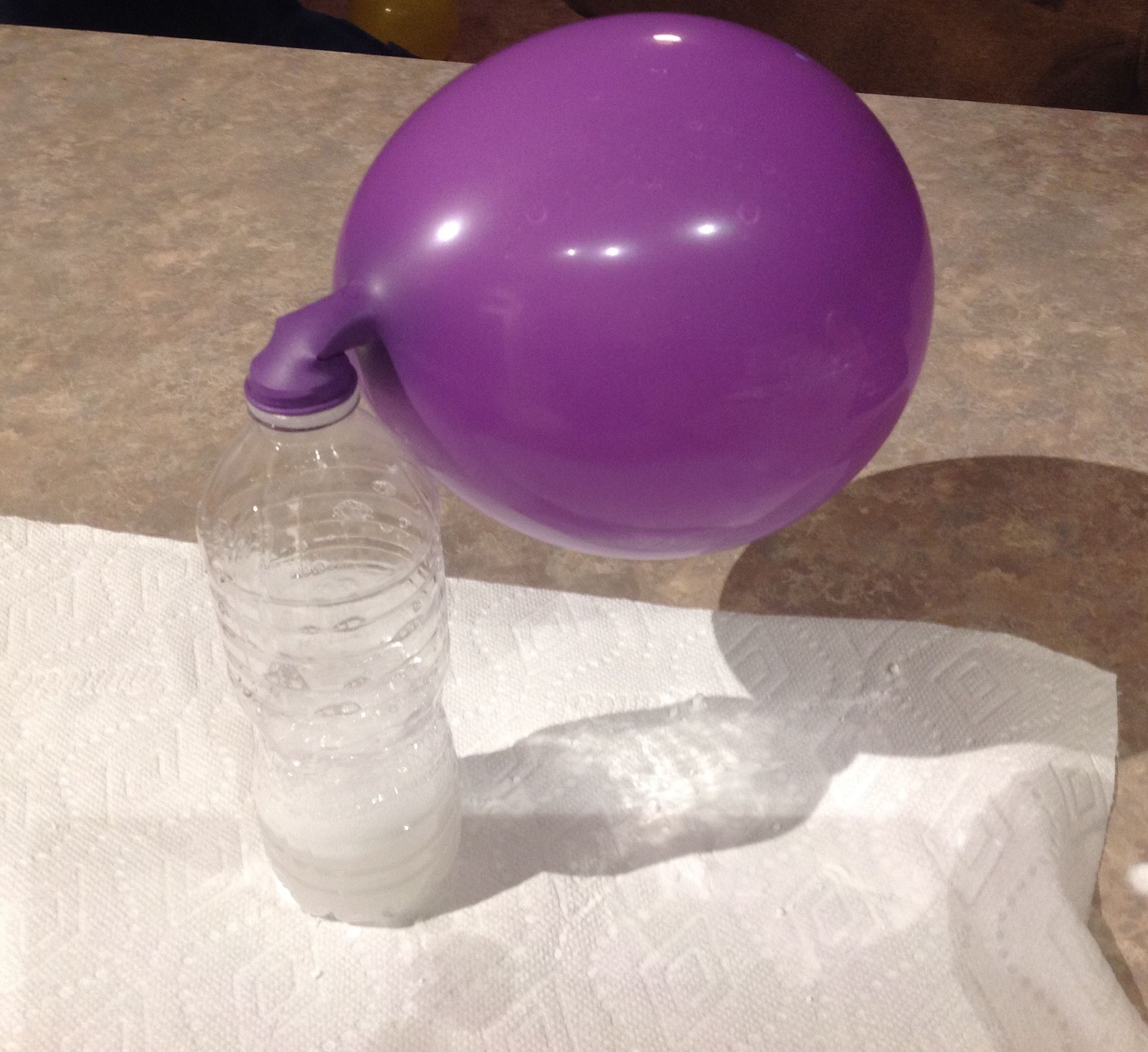 How to Fill a Balloon With Baking Soda & Vinegar