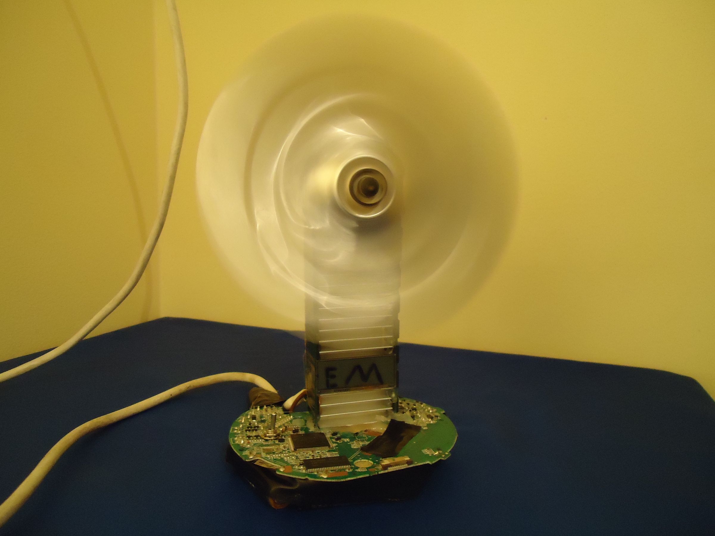 How to Make a Simple and Stylish Desktop Fan Out of Trash
