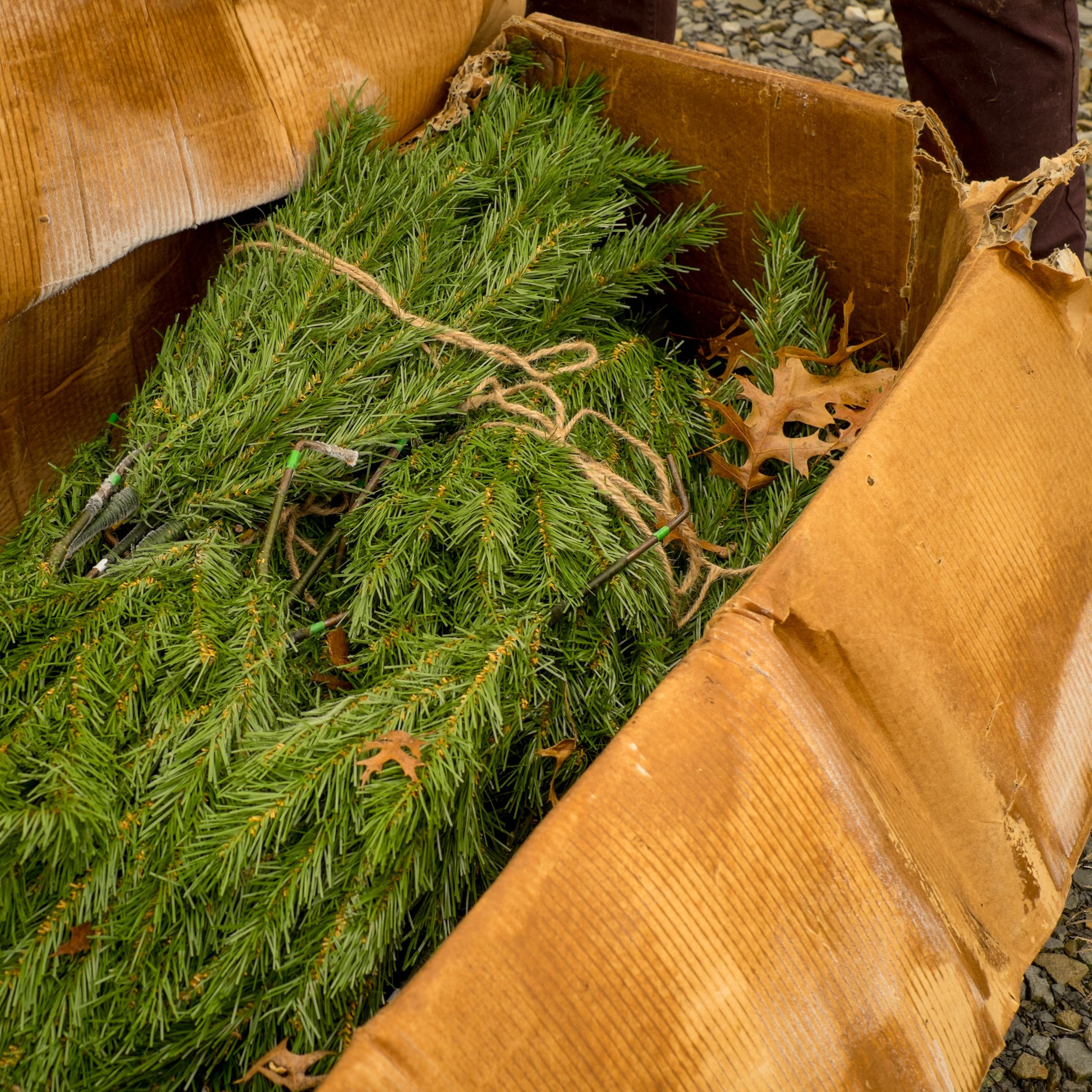 Turn an Old Artificial Christmas Tree Into a Giant Wreath 9 Steps