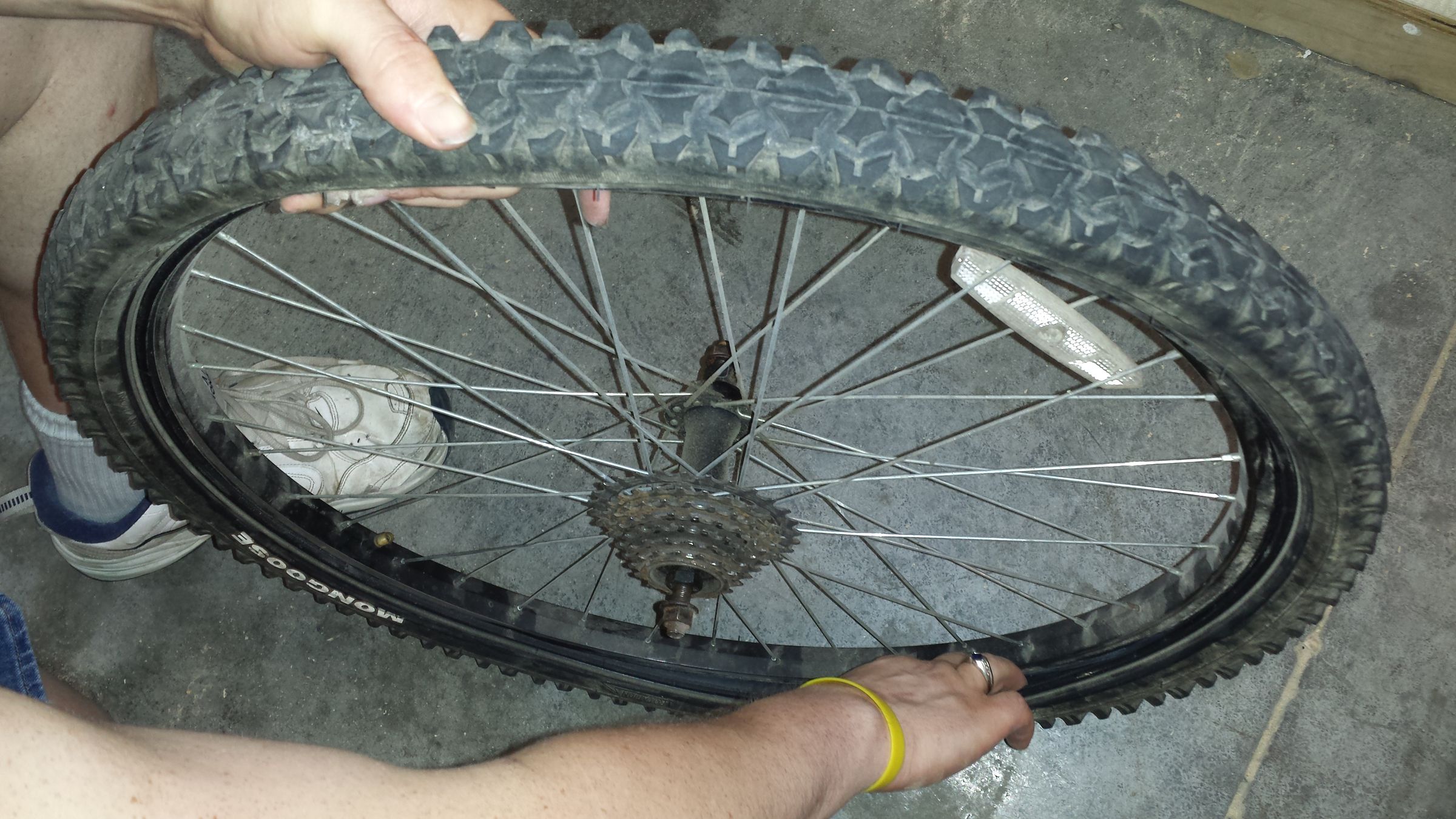 changing a mountain bike tire tube