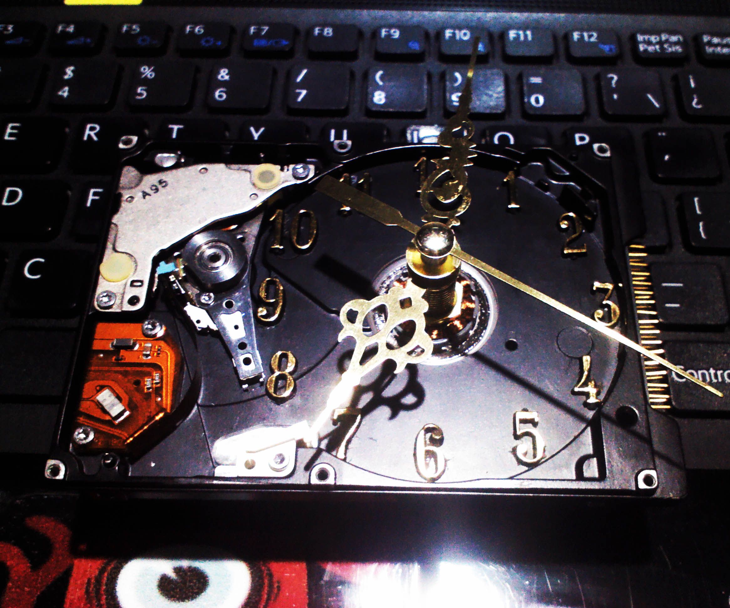 Reutiliza Un Disco Duro Y Conviértelo En Reloj Analógico.