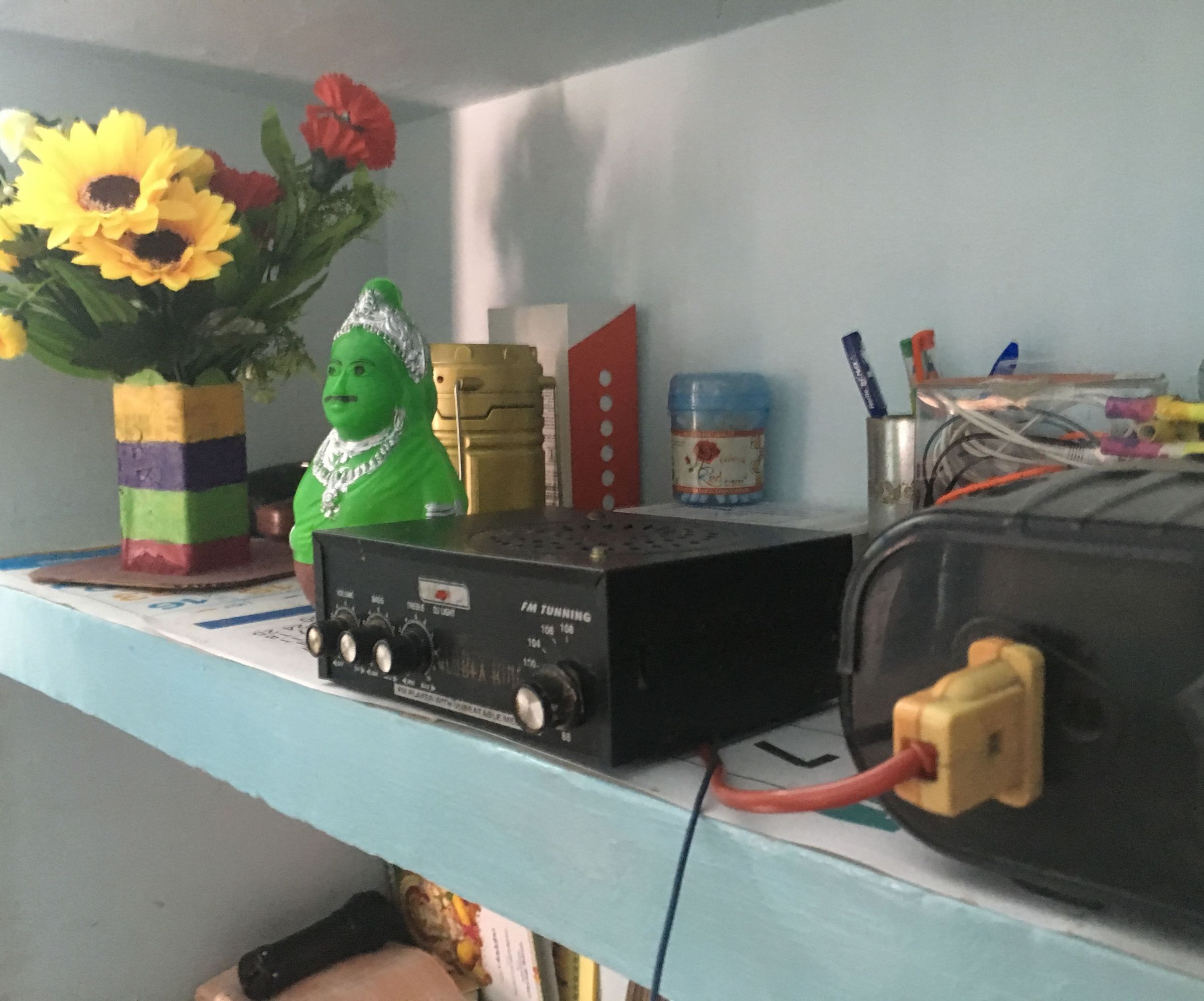 AN OLD FM RADIO - SAFETY LOCKER