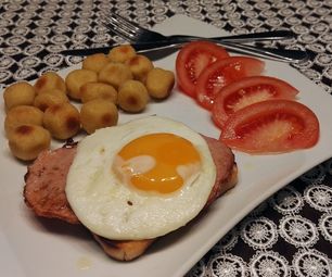 Eggs Planted on Toast With Ham