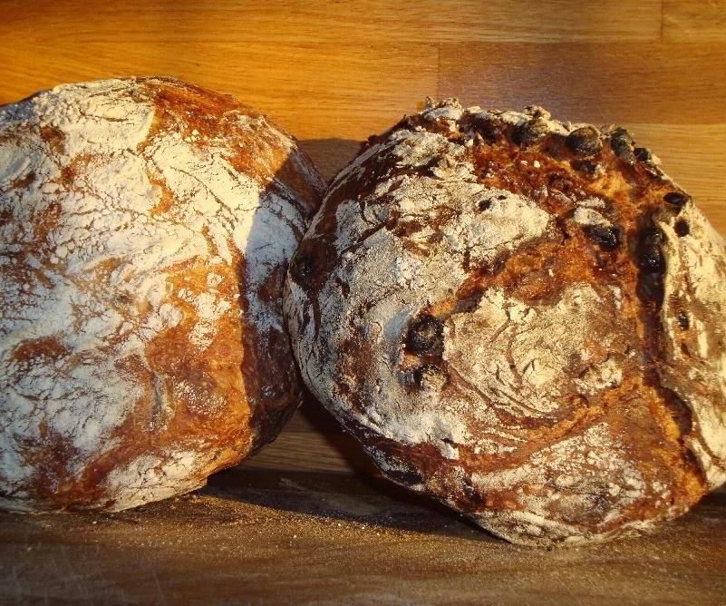 No-Knead Rustic Raisin Bread 