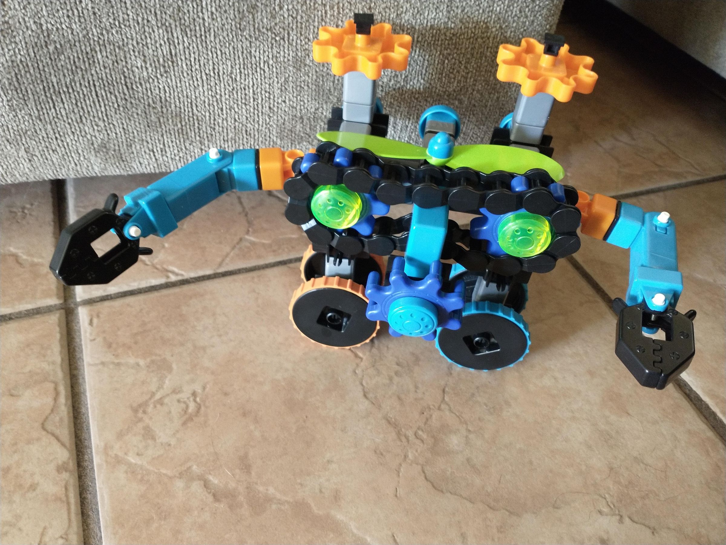 Robot With G-"ears" and Propeller and Gear-eyes in 5 Steps (with Pictures)