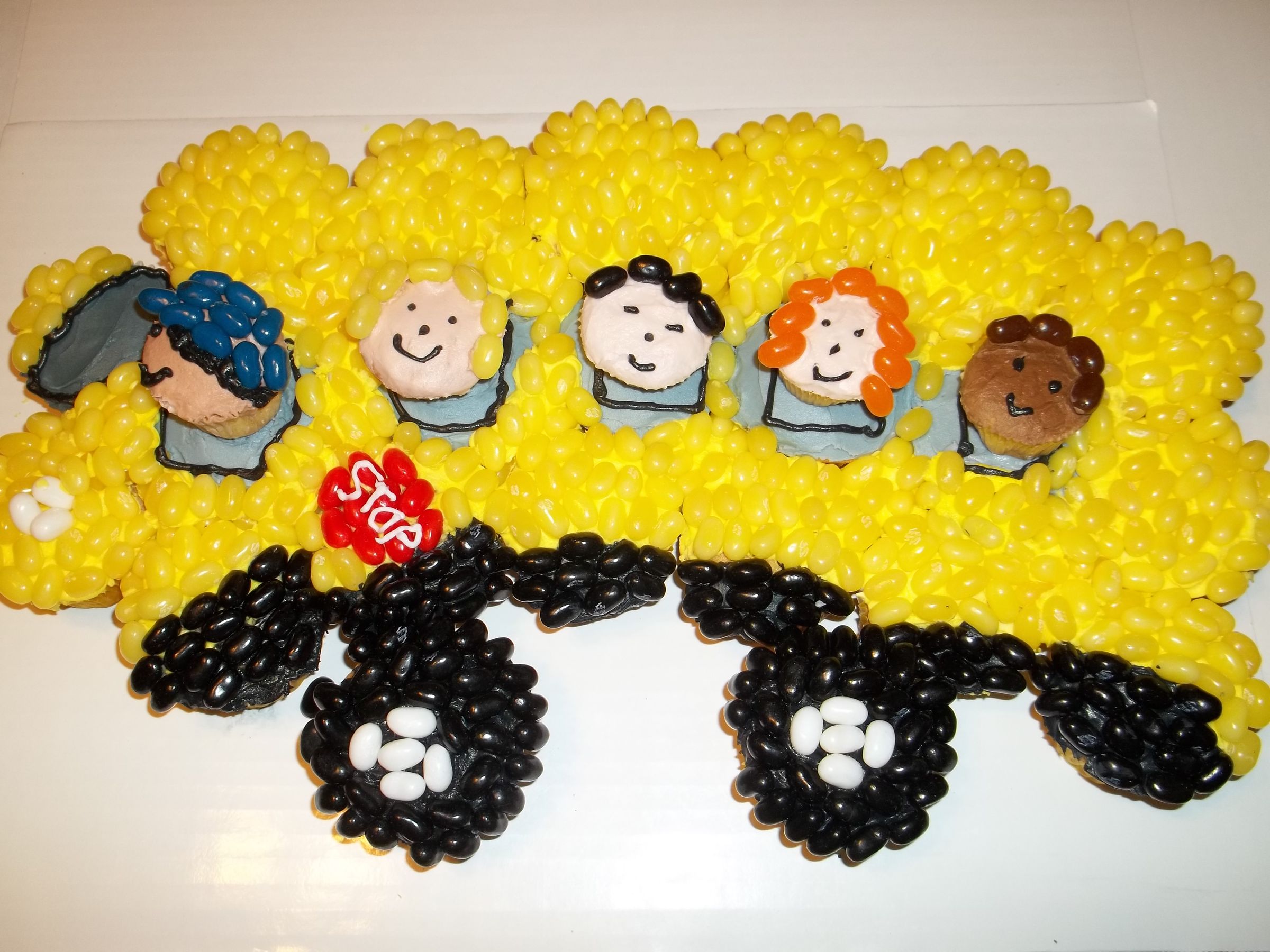 School bus cupcakes.The wheels on the bus go round & round...