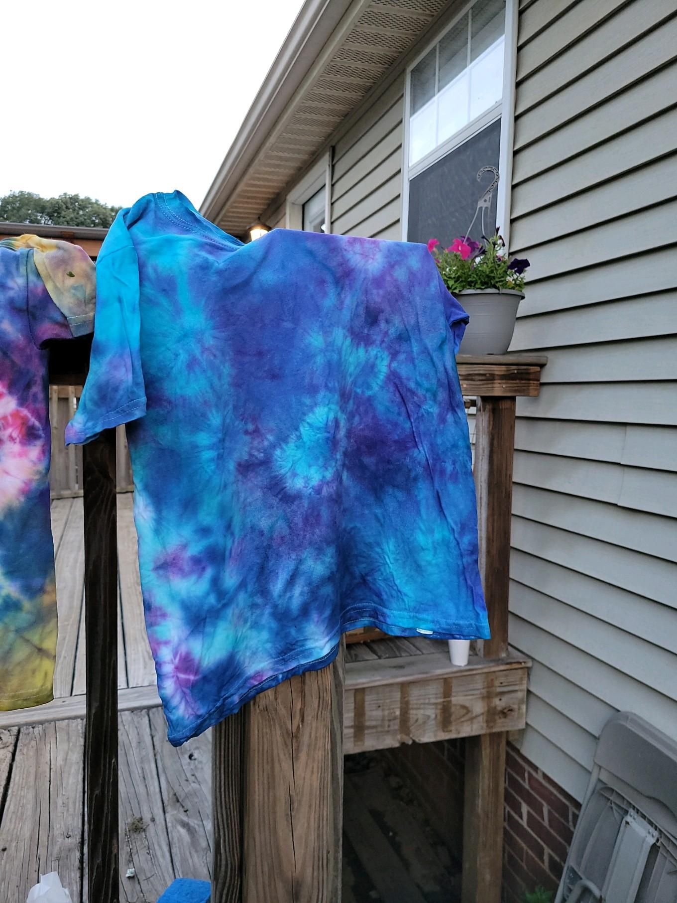 How to Tie Dye an Old White Shirt 14 Steps (with Pictures) Instructables