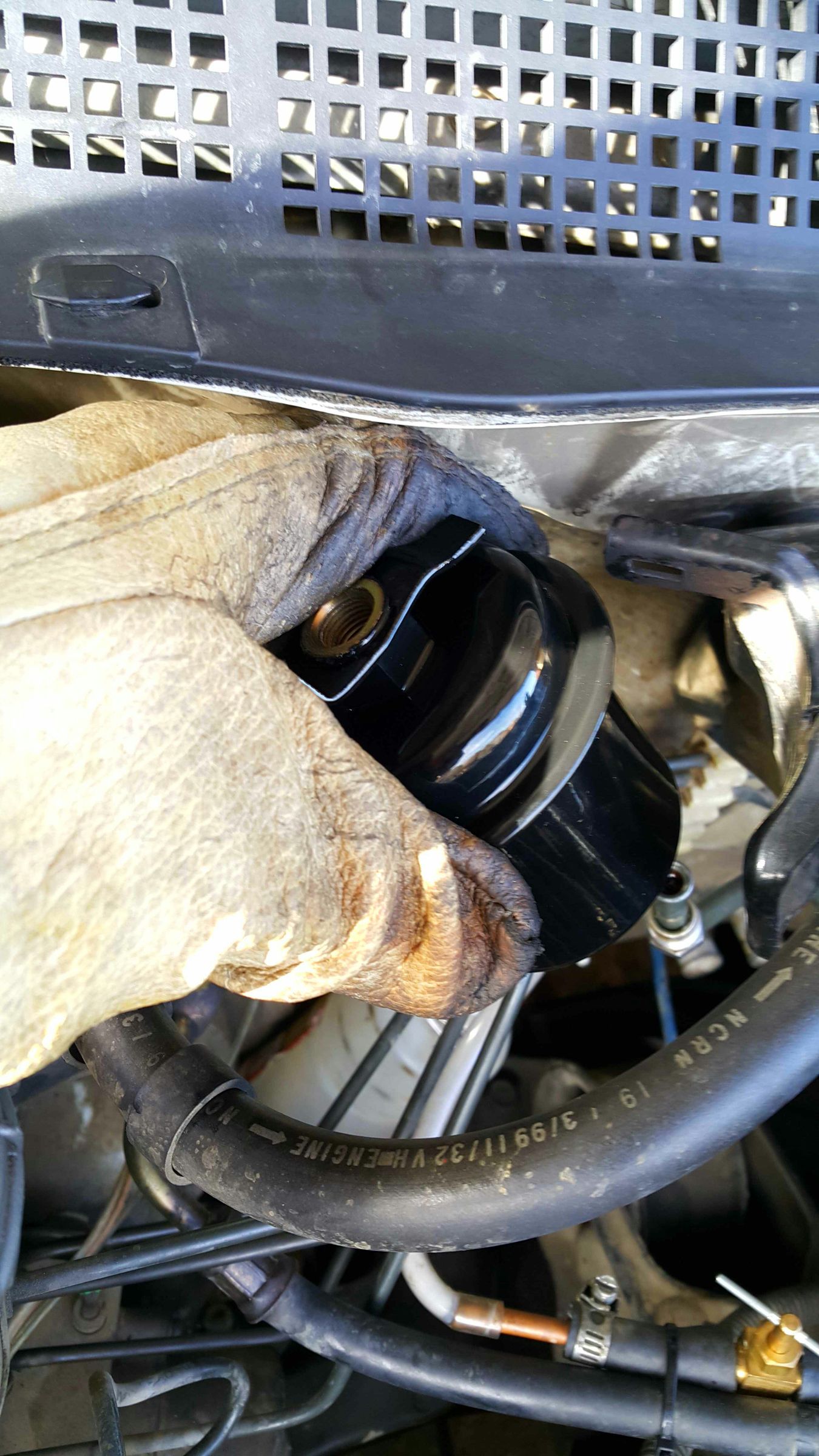 Replacing a Fuel Filter (Honda Civic 1999 D15B). 5 Steps Instructables