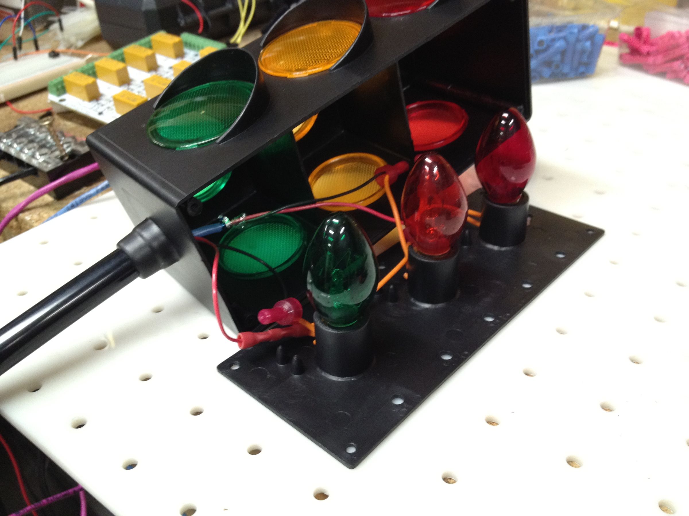 Arduino powered mini traffic signal - monitor your repair shop!