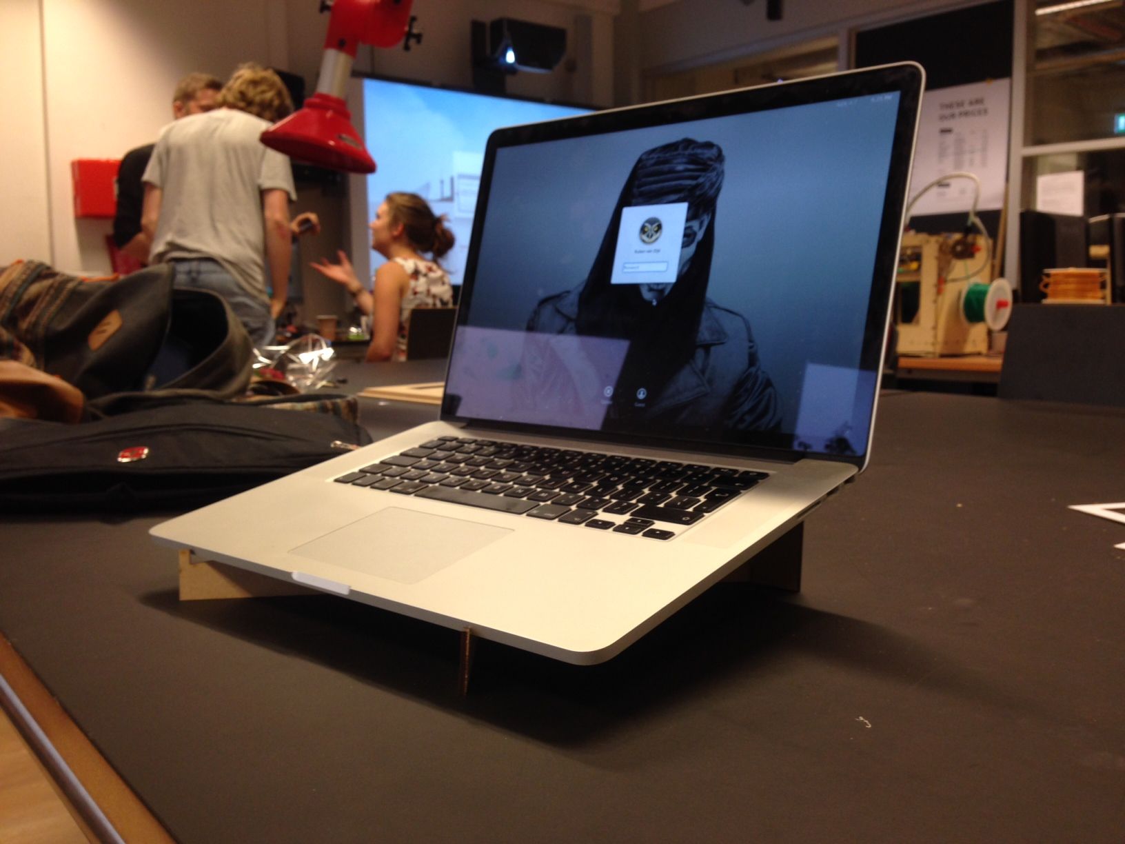 Lasercut Macbook Retina 15 Inch Stand