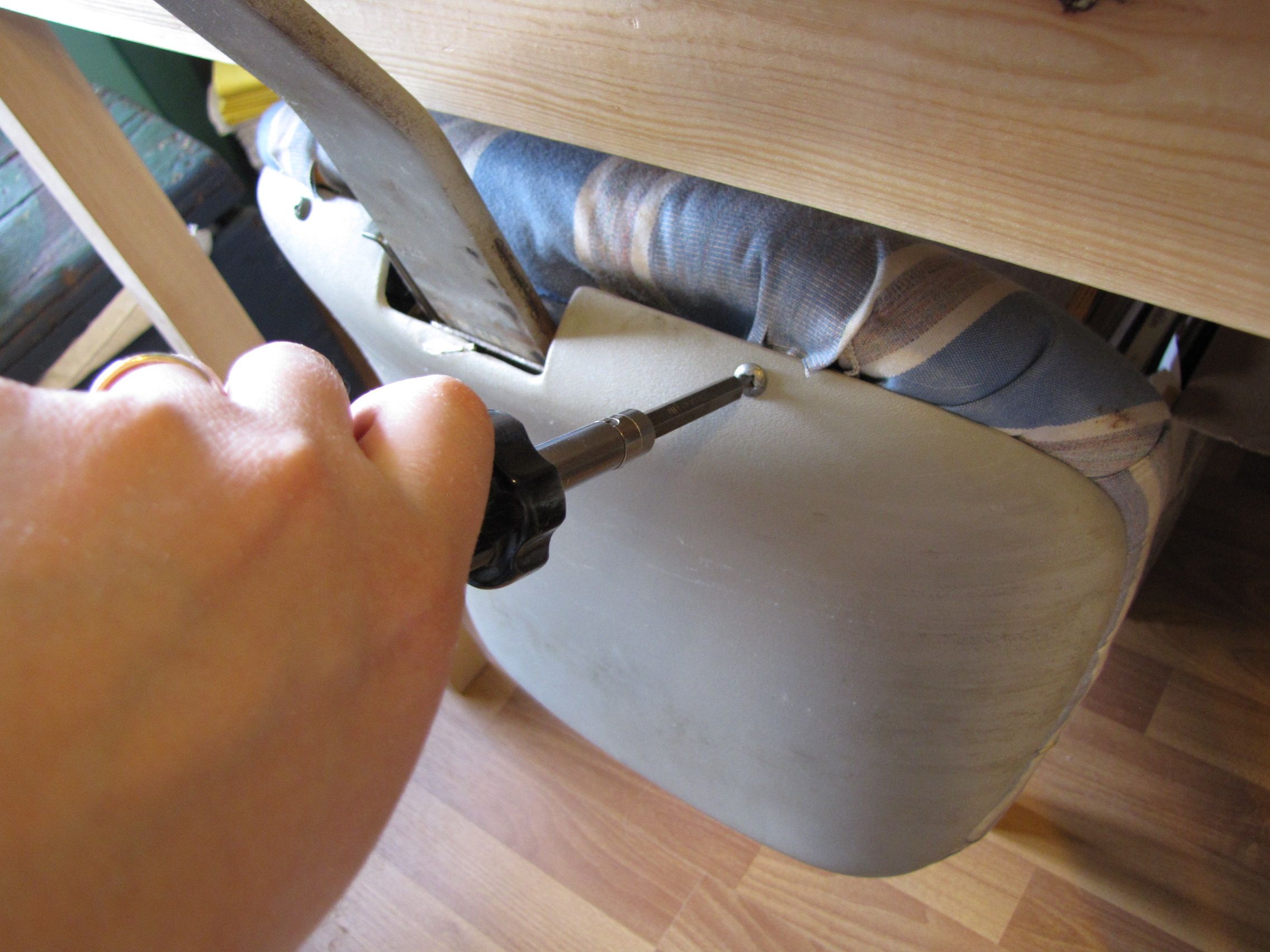 Easy Office Chair Facelift! 9 Steps Instructables