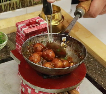 Veggie Balls Meet Gravy