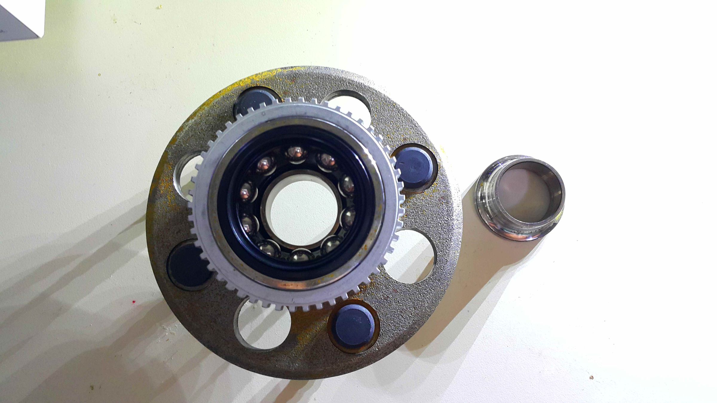 Regreasing a Rear Wheel Bearing Honda Civic 1999. 4 Steps (with