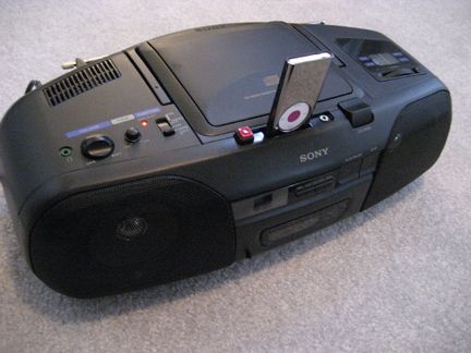 PLAY AND RECHARGE IPOD USING OLD BOOMBOX - Hints and Tips