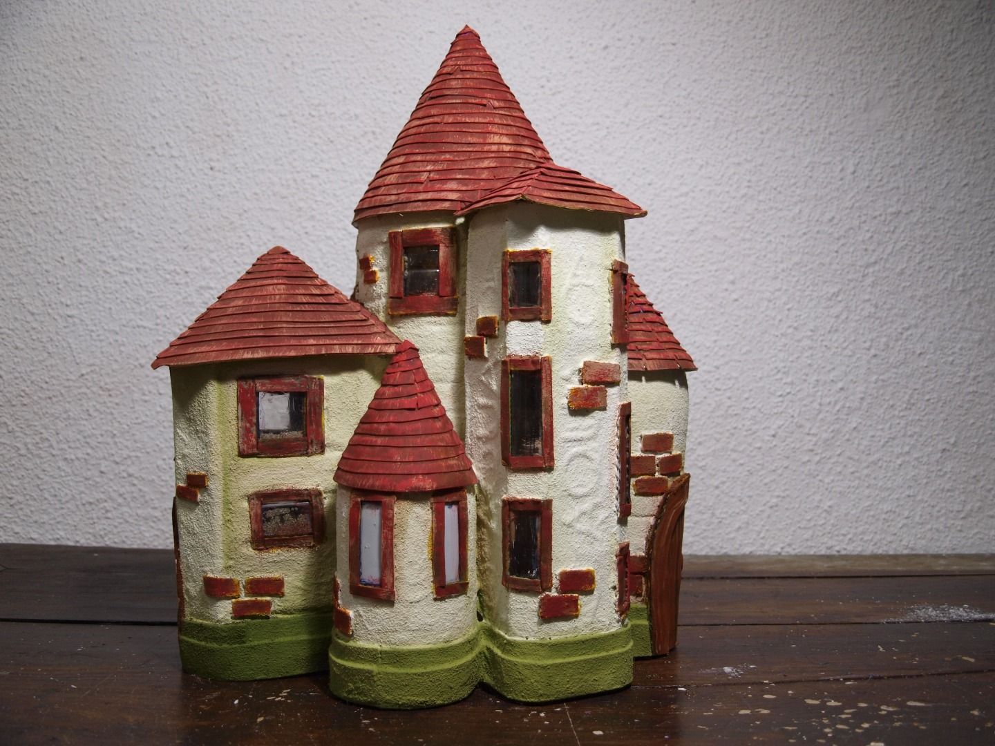 How to Make a House Out of Recycled Plastic Bottles : 7 Steps 