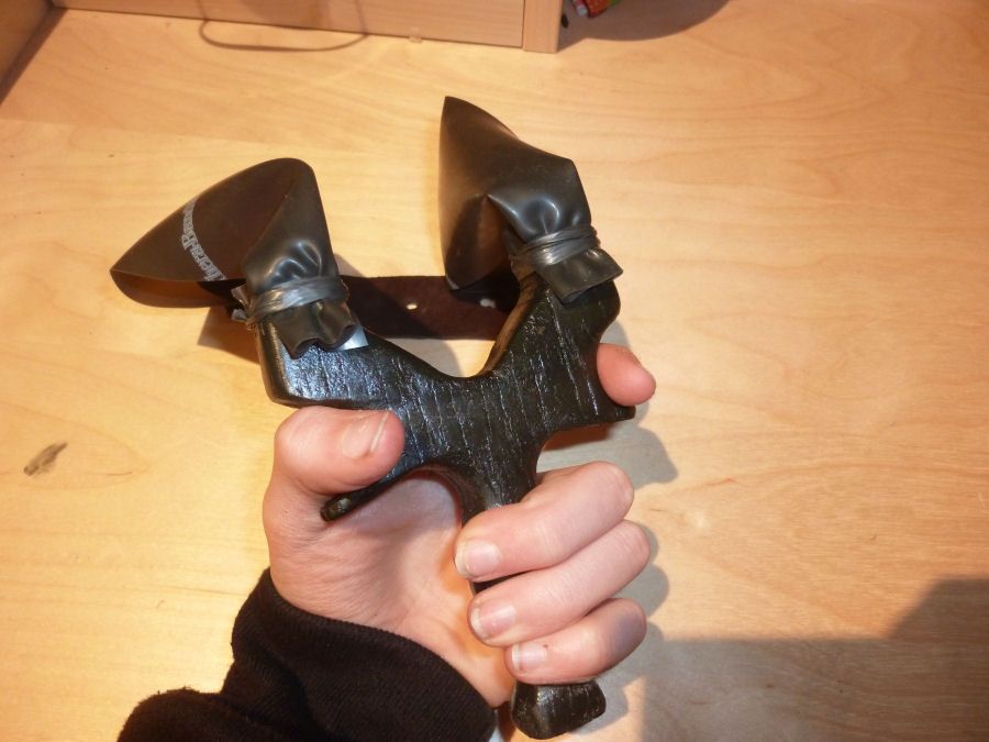 How to Make an Extremely Powerful Slingshot / Catipult