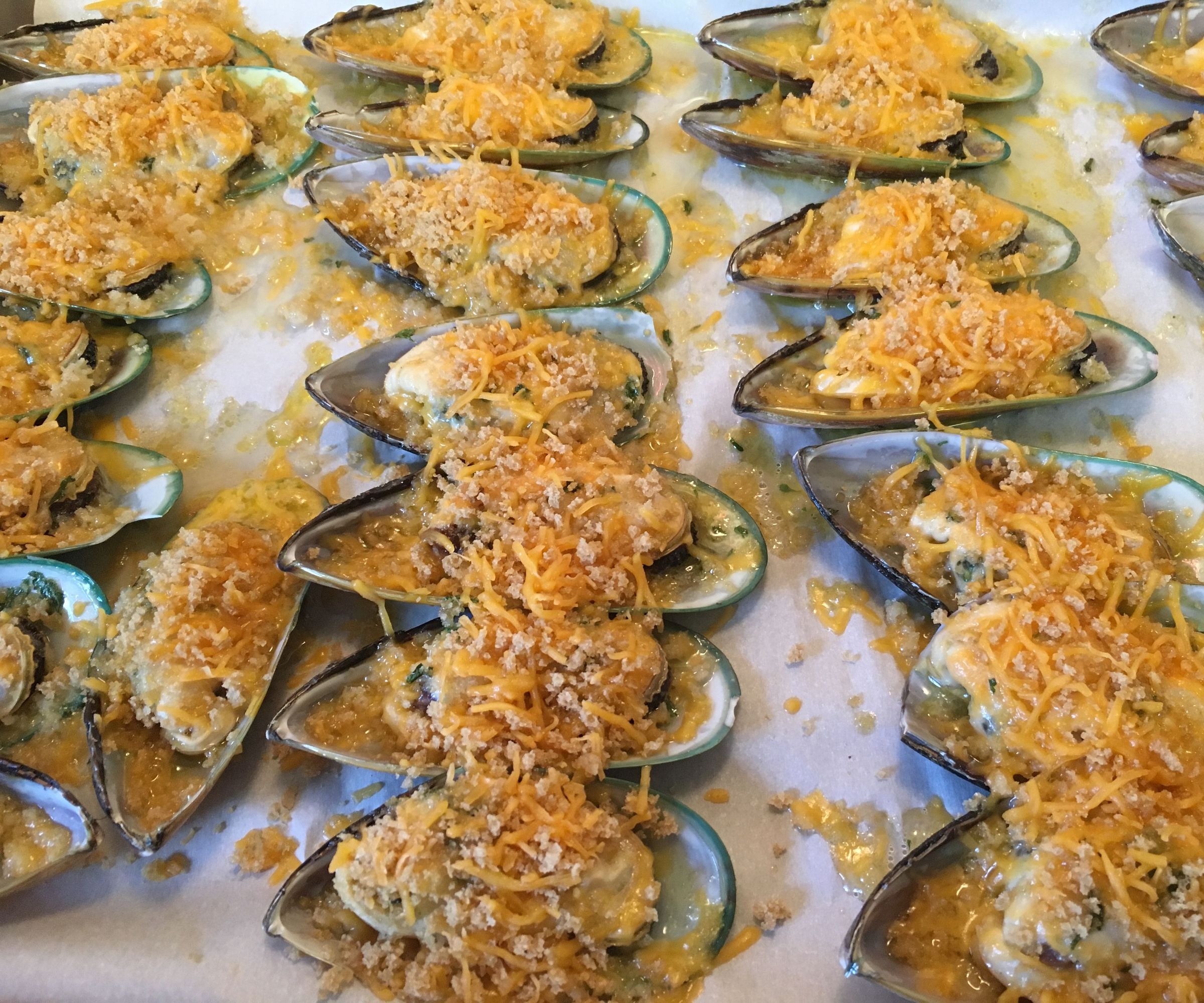 Green Shell Mussels With Garlic Butter Sauce