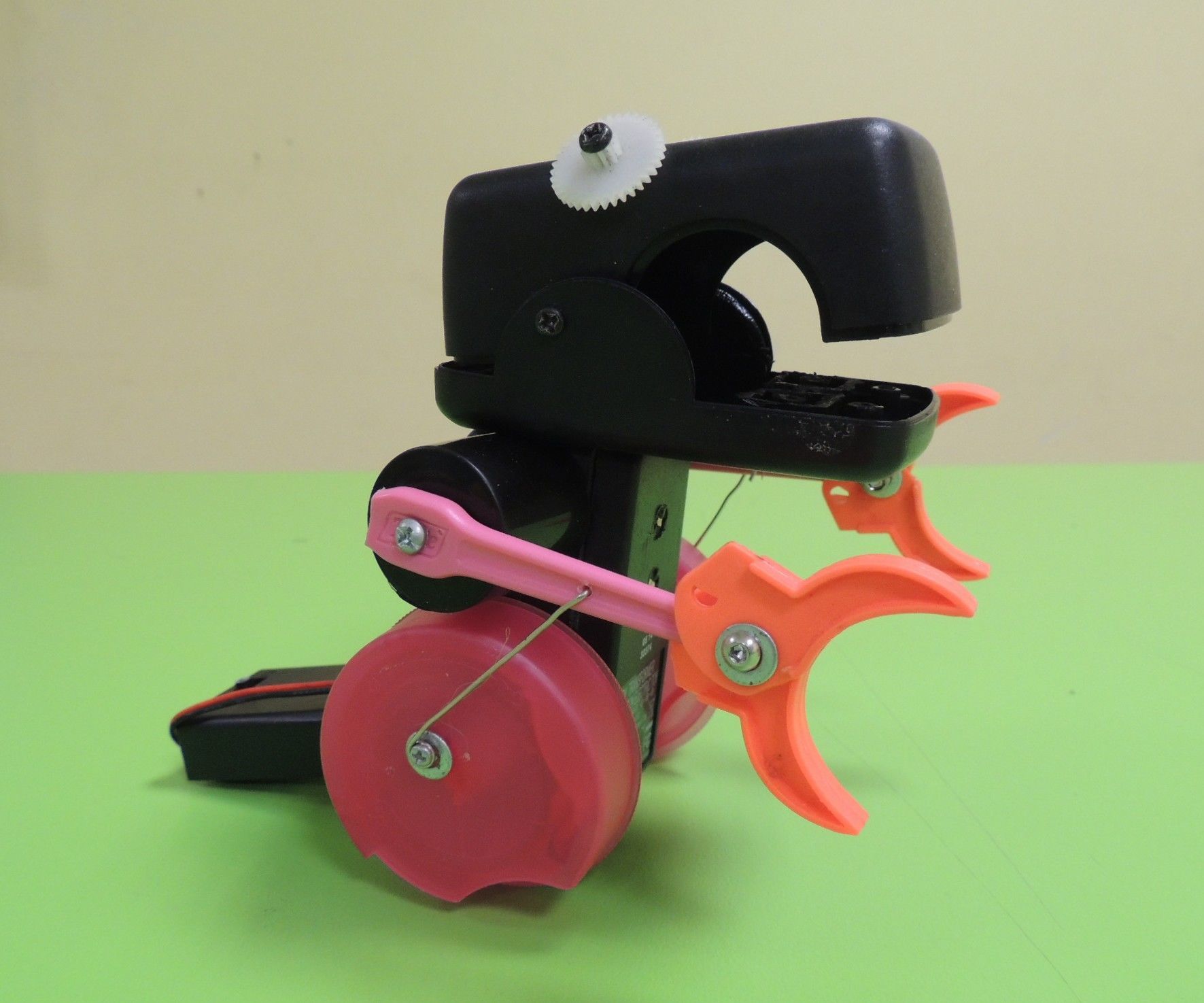 Build a Motorized Dinosaur Using Plastic Trash, in 55 Minutes or Less!