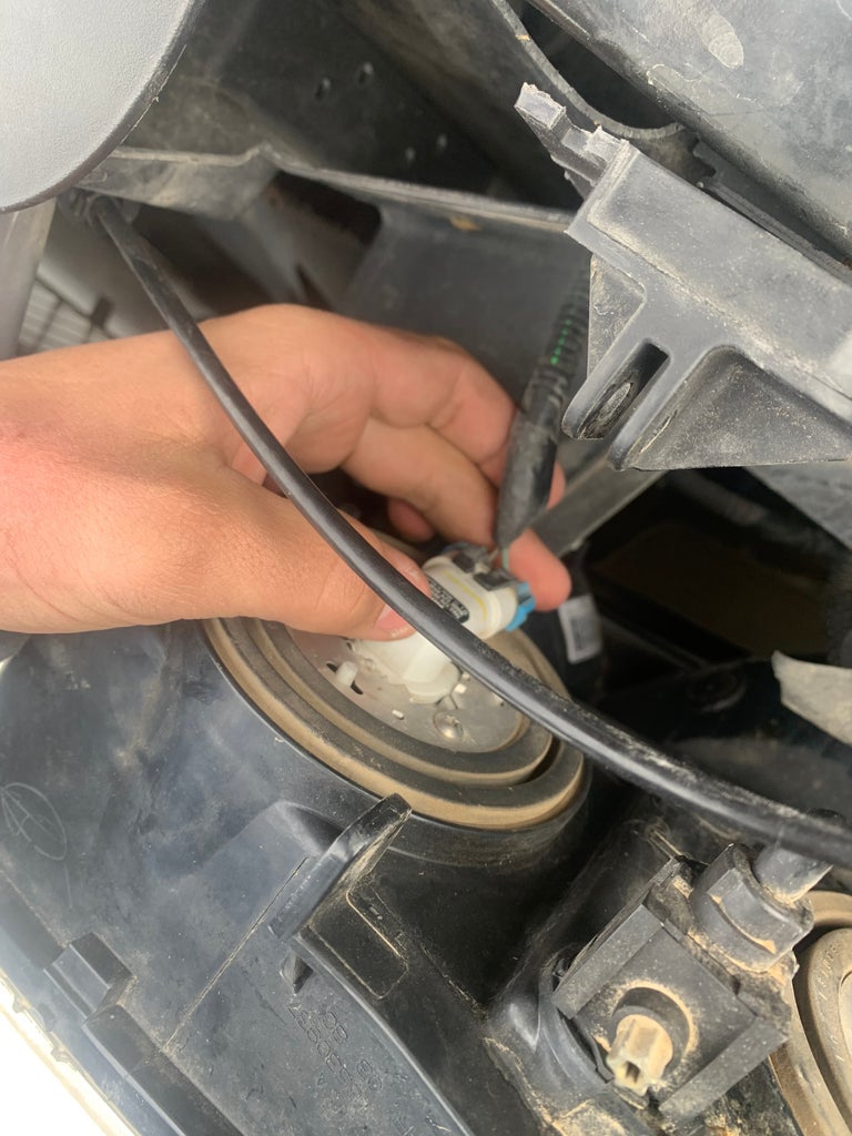 Replacing Headlight Bulb 2005 Silverado : 6 Steps - Instructables