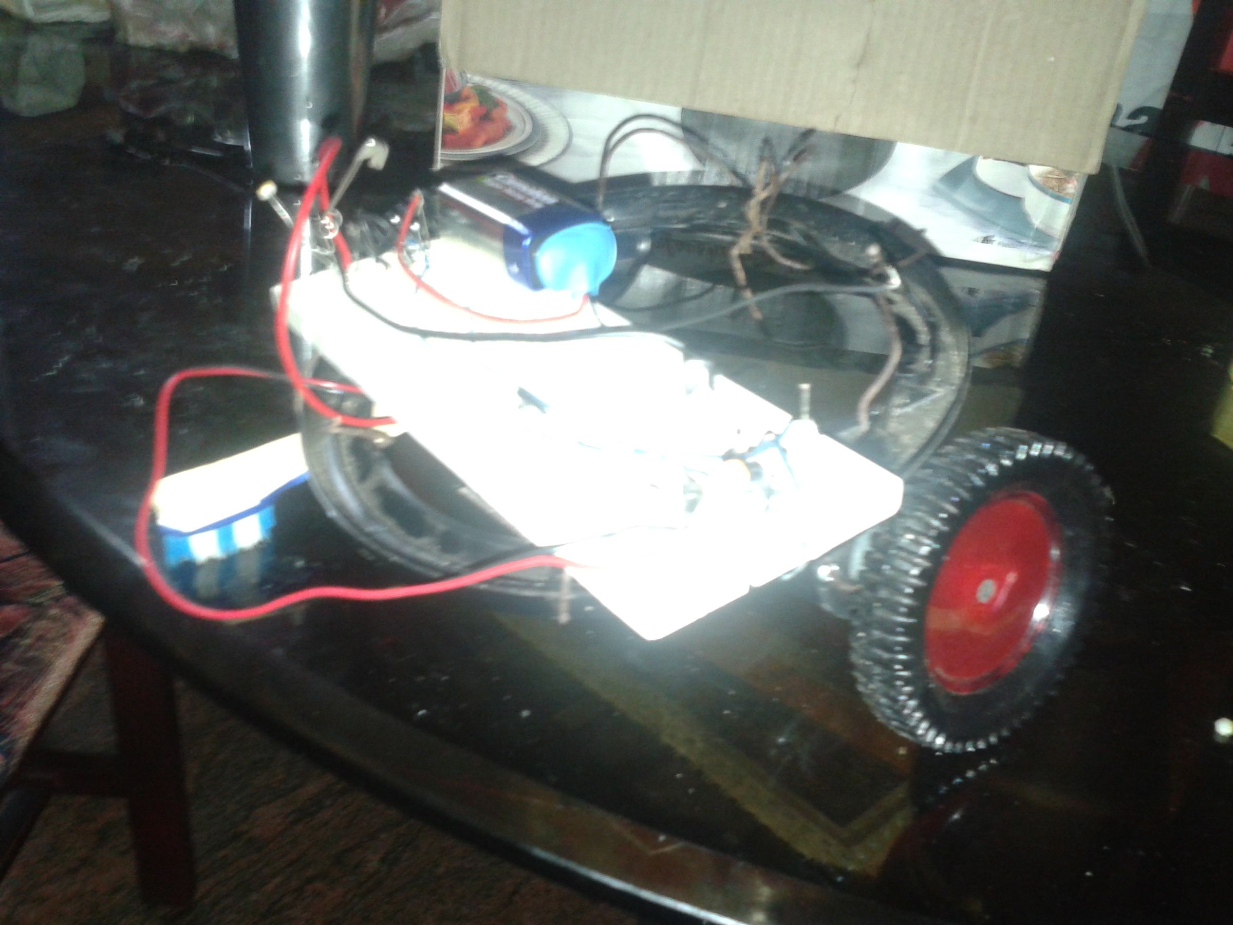 LIGHT FOLLOWING SIMPLE SPURT ROBOT IN ACTION