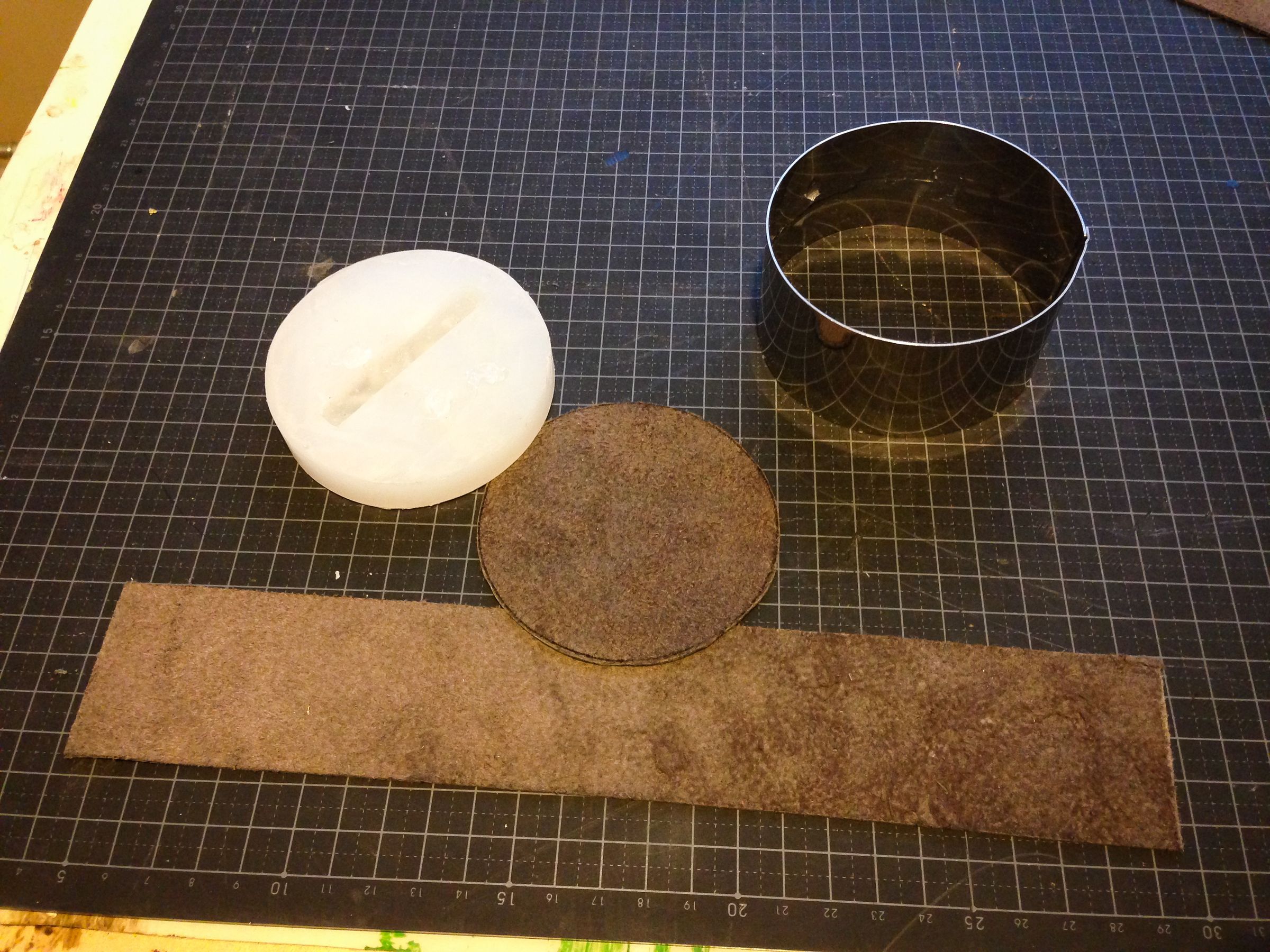 Phone Dock Hot Glue and Leather 3 Steps (with Pictures) Instructables