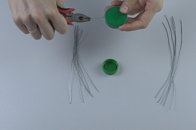 Çiçek Yaprakları için Dairesel Oval Şekil Oluşturmak İçin Şişe Kapağınızı ve El İşi Telinizi Almak İstiyorsunuz.