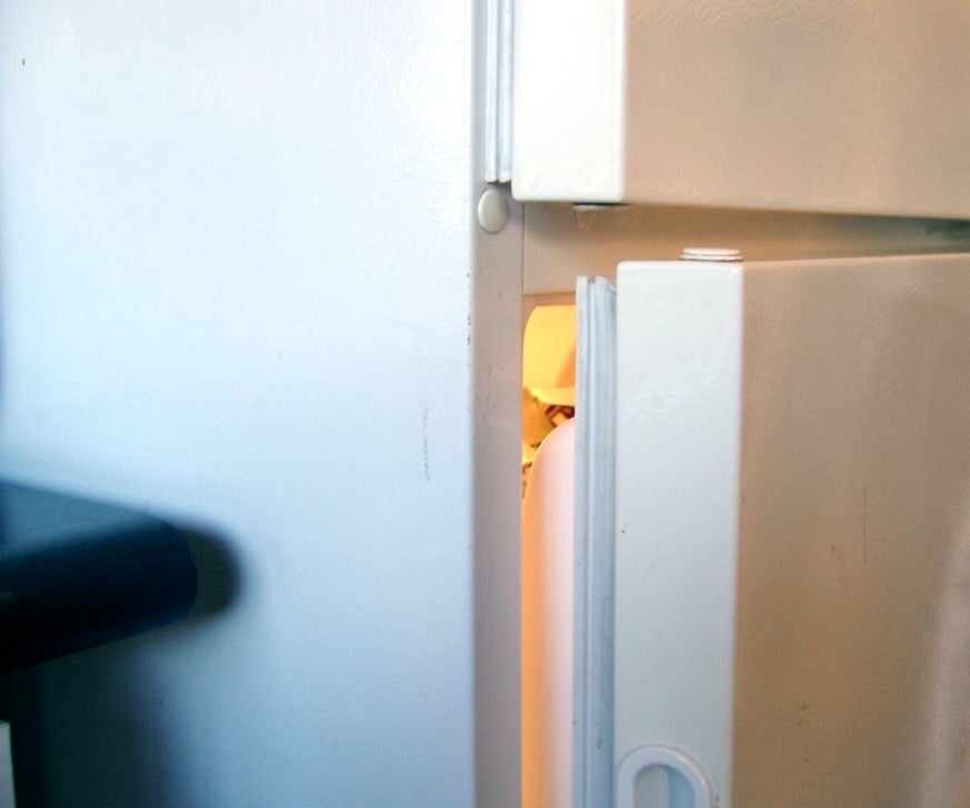 How to Keep Your Refrigerator Door Shut 3 Steps (with Pictures