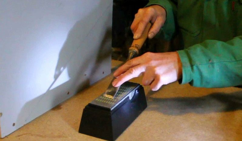 How to Sharpen Tools Using a Flashlight. Bricolez  Une Guide D'affutage. Bricolaje Una Guia De Afilado