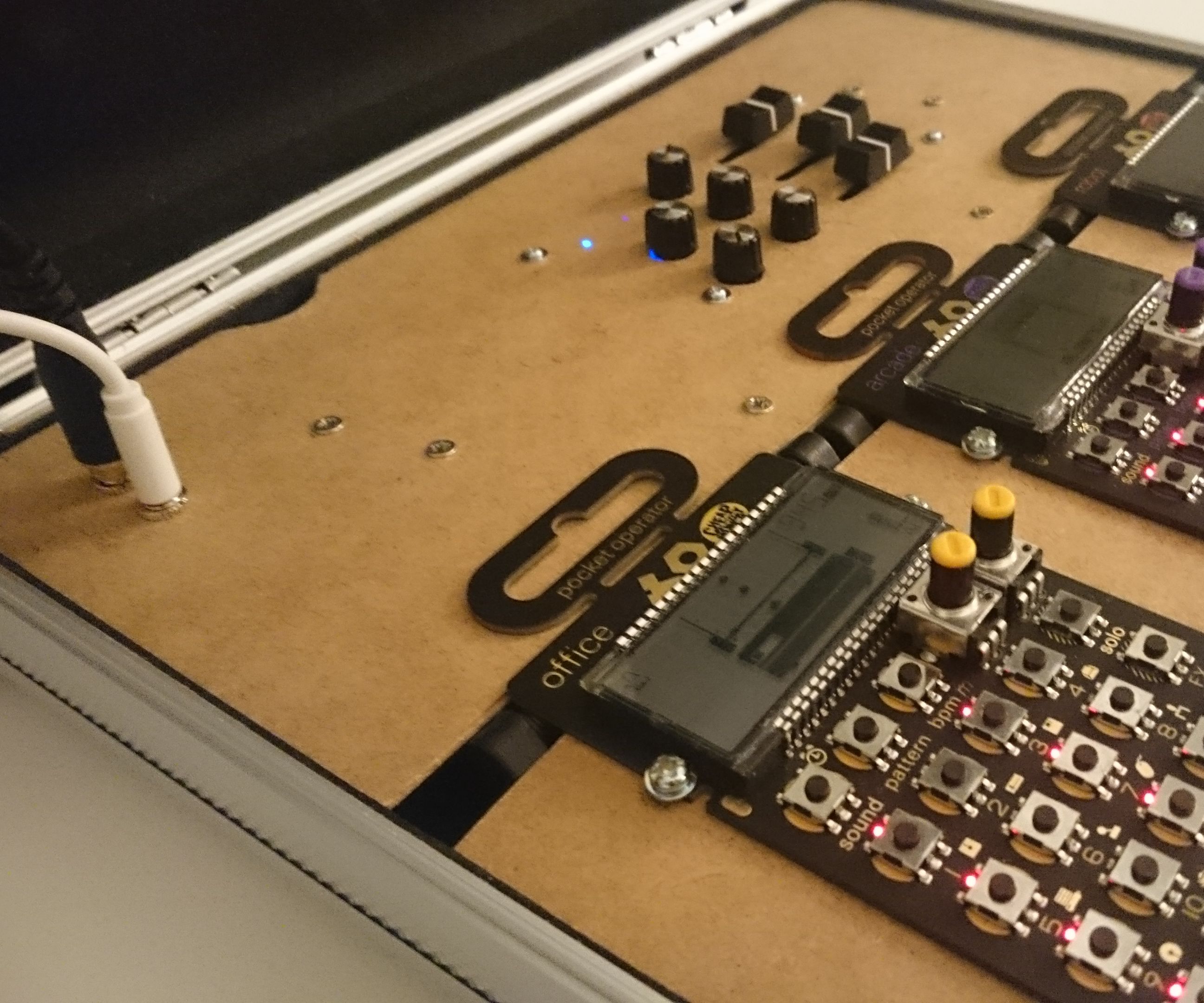 【THEAIRTOWN】pocket ops Pocket Synth Briefcase : 8 Steps (with Pictures) - Instructables