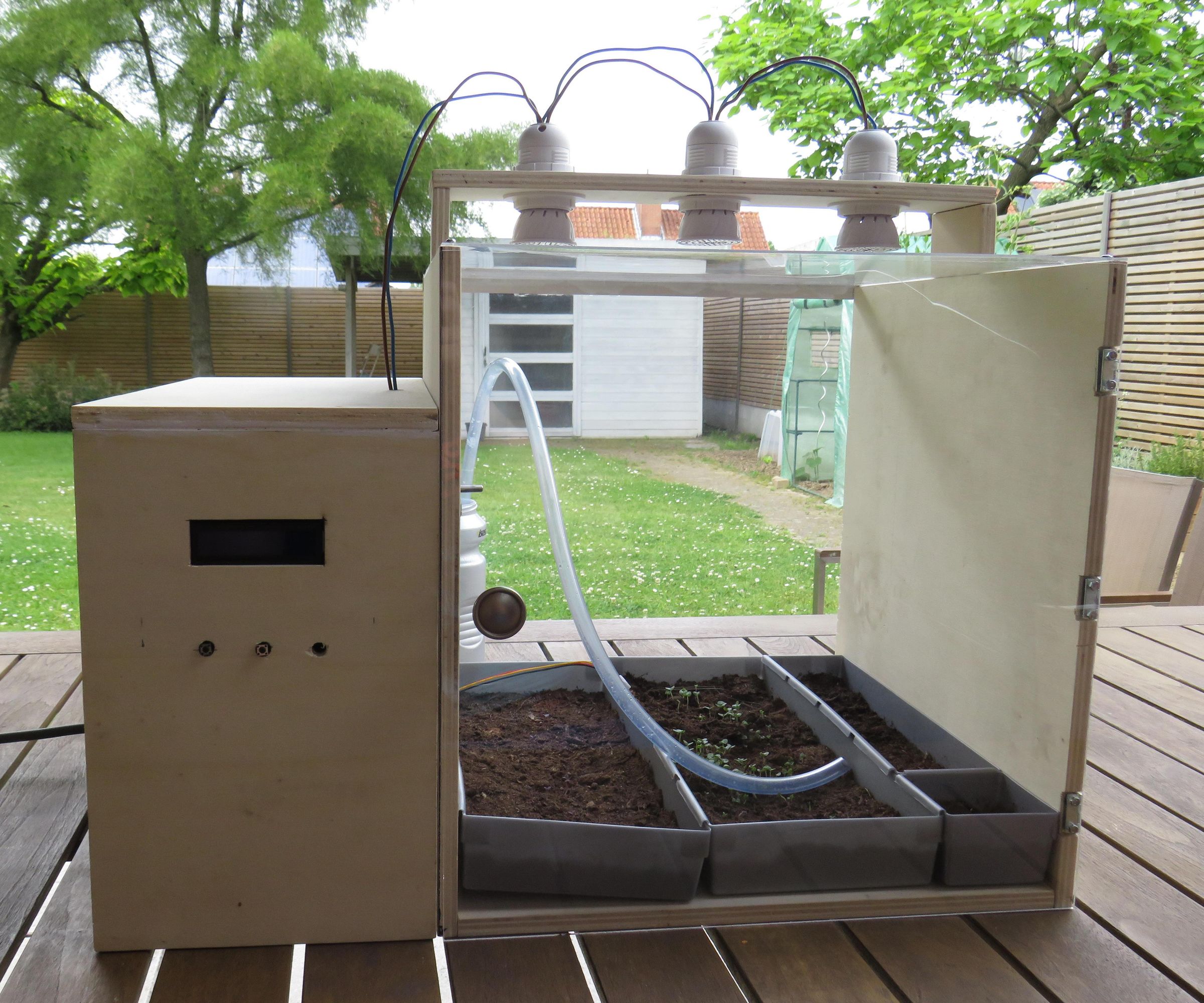 Plant-It : Self Watering + Monitorable Indoor Greenhouse